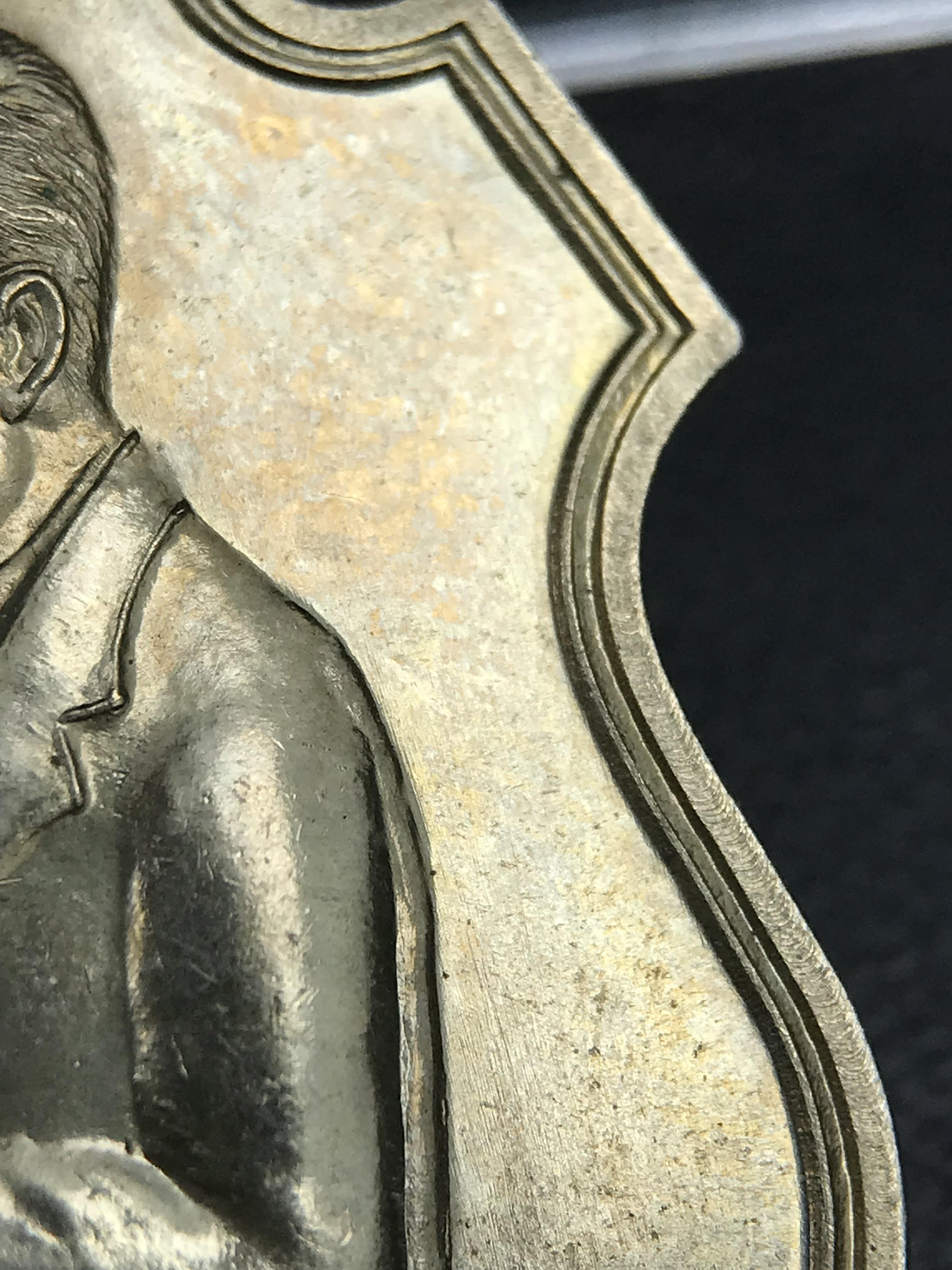 เหรียญครอบครูช่างหลวง(ในหลวงทรงดนตรี) เนื้ออัลปาก้า ปี 2550(หายาก)สุดยอดแห่งความหายากมีหมุนเวียนให้เห็นน้อยมากเป็นอีกหนึ่งรุ่นยอดนิยมของเสด็จพ่อร.9เหรียญนี้สวยมากผิวน้ำทองทั่วทั้งเหรียญ