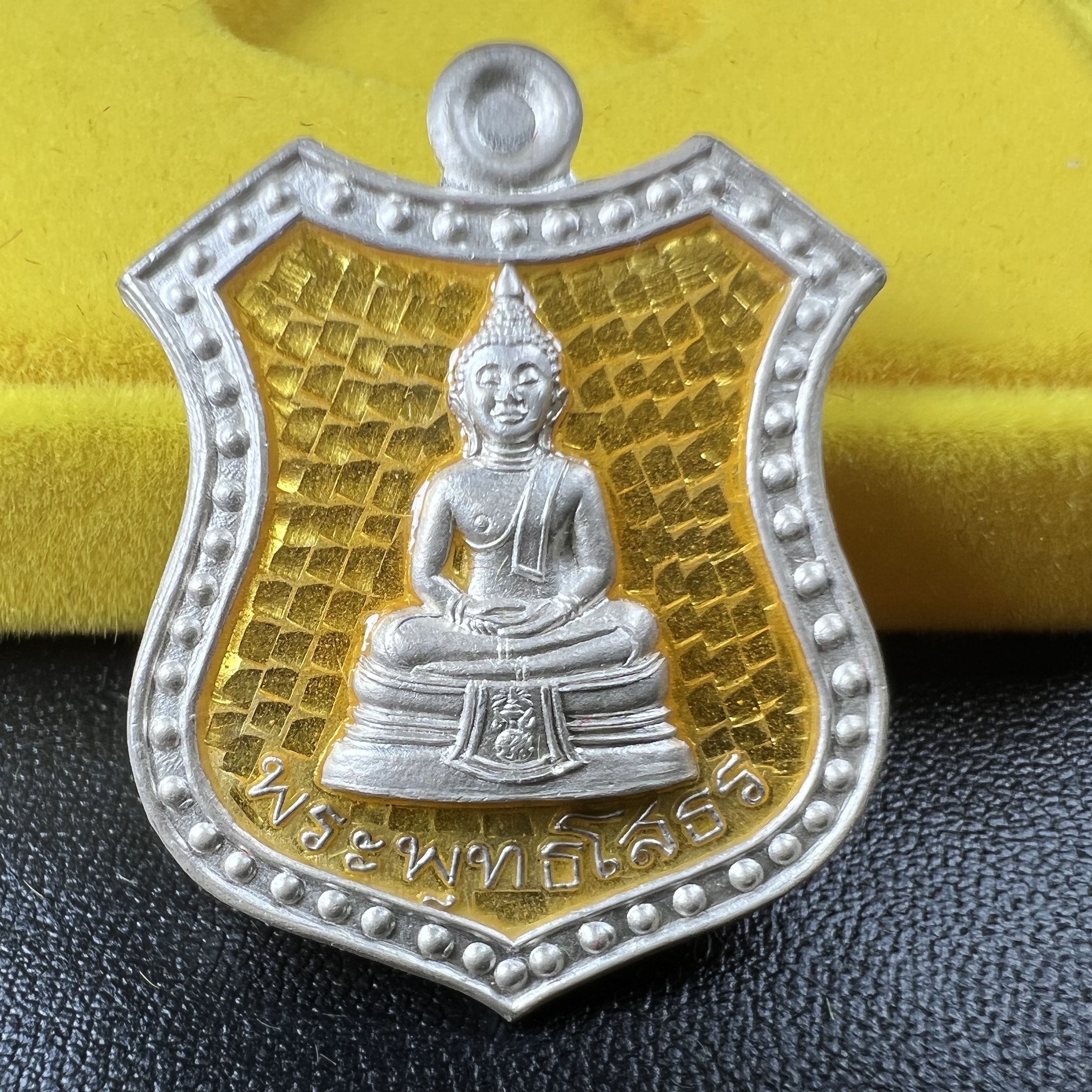 เหรียญหลวงพ่อโสธร ภปร. รุ่นกาญจนาภิเษก จัดสร้างในมงคลวโรกาสที่พระบาทสมเด็จพระเจ้าอยู่หัวรัชกาลที่9 เสด็จเถลิงถวัลย์สิริราชสมบัติ ครบ 50 ปี ในพุทธศักราช 2539 เนื้อเงินลงยา(สีแดง สีเหลือง สีน้ำเงิน สีเขียว)ครบชุดรวม 4 เหรียญ(พิธีใหญ่เข้มขลัง)1 ใน 9950 ชุด