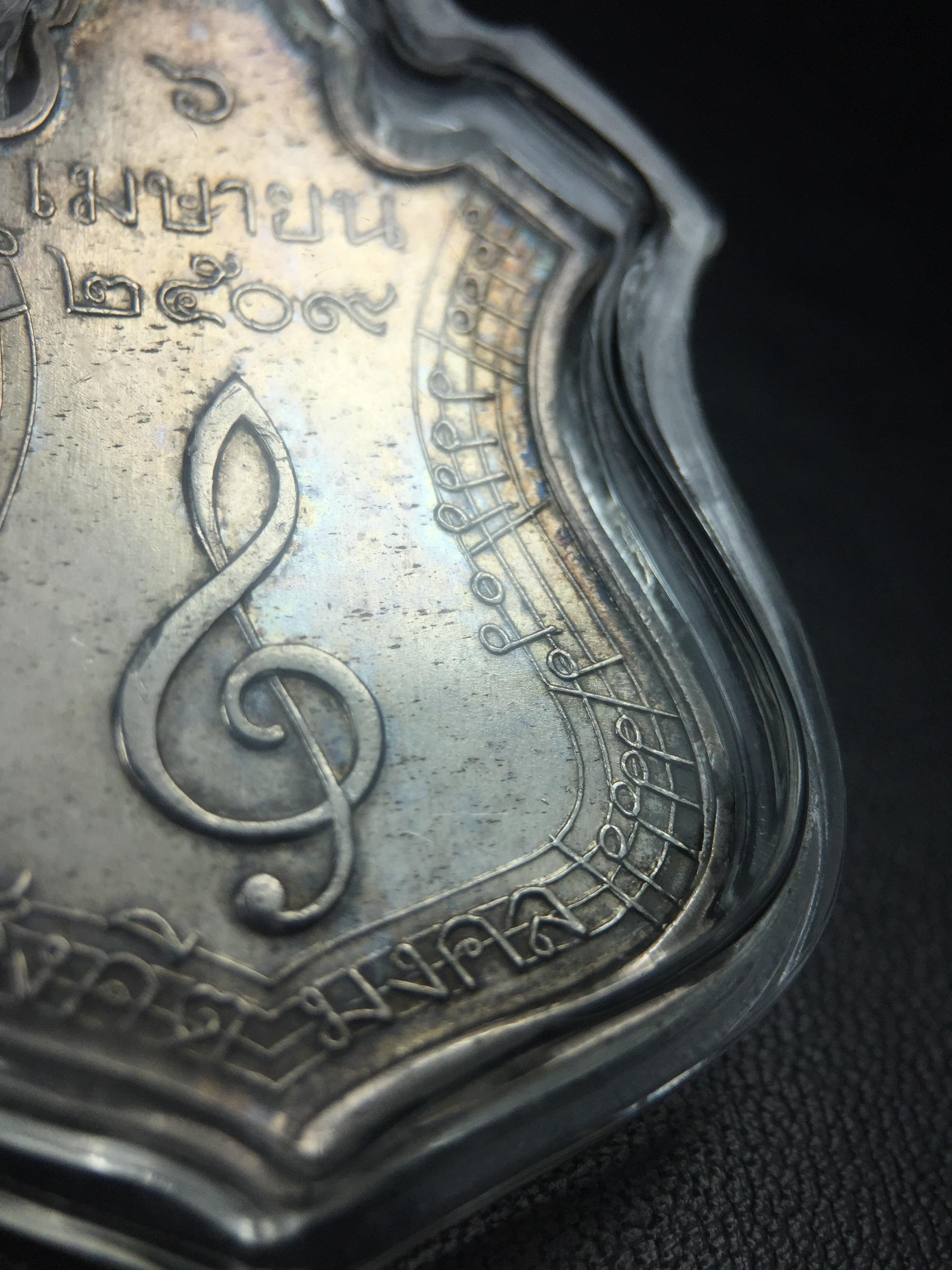 เหรียญสังคีตมงคล ภปร. ปี 2509(พระราชทาน)สุดยอดหายาก สร้างโดยพระราชทรัพย์ส่วนพระองค์ของพระบาทสมเด็จพระเจ้าอยู่หัวรัชกาลที่9(1ใน300 เหรียญ)เนื้อเงินสภาพสวยๆมีผิวขึ้นน้ำทองรุ้งๆเดิมๆตามกาลเวลา