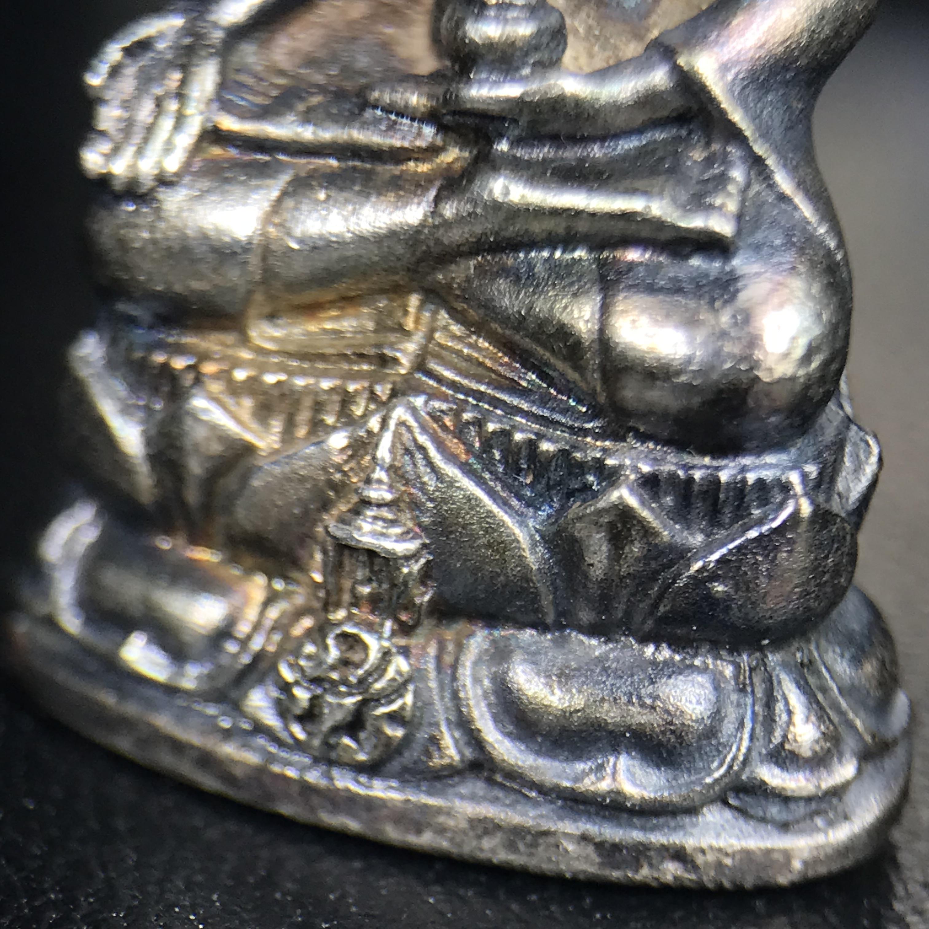 พระกริ่งไพรีพินาศ ภปร. รุ่นแรกของประเทศไทย วัดปทุมวนาราม ปี 2535 เนื้อเงิน(ผิวเดิม ผิวขึ้นรุ้งทั่วองค์ สวย งดงาม)(เข้มขลังทรงอานุภาพยิ่งใหญ่ กำราบศัตรูพ่ายสิ้น) ขนาดสูง 3 ซม. พร้อมกล่องบรรจุเดิมครบสมบูรณ์ (ในหลวงรัชกาลที่9เสด็จเททอง)(1ใน3000องค์)นิยมหายาก