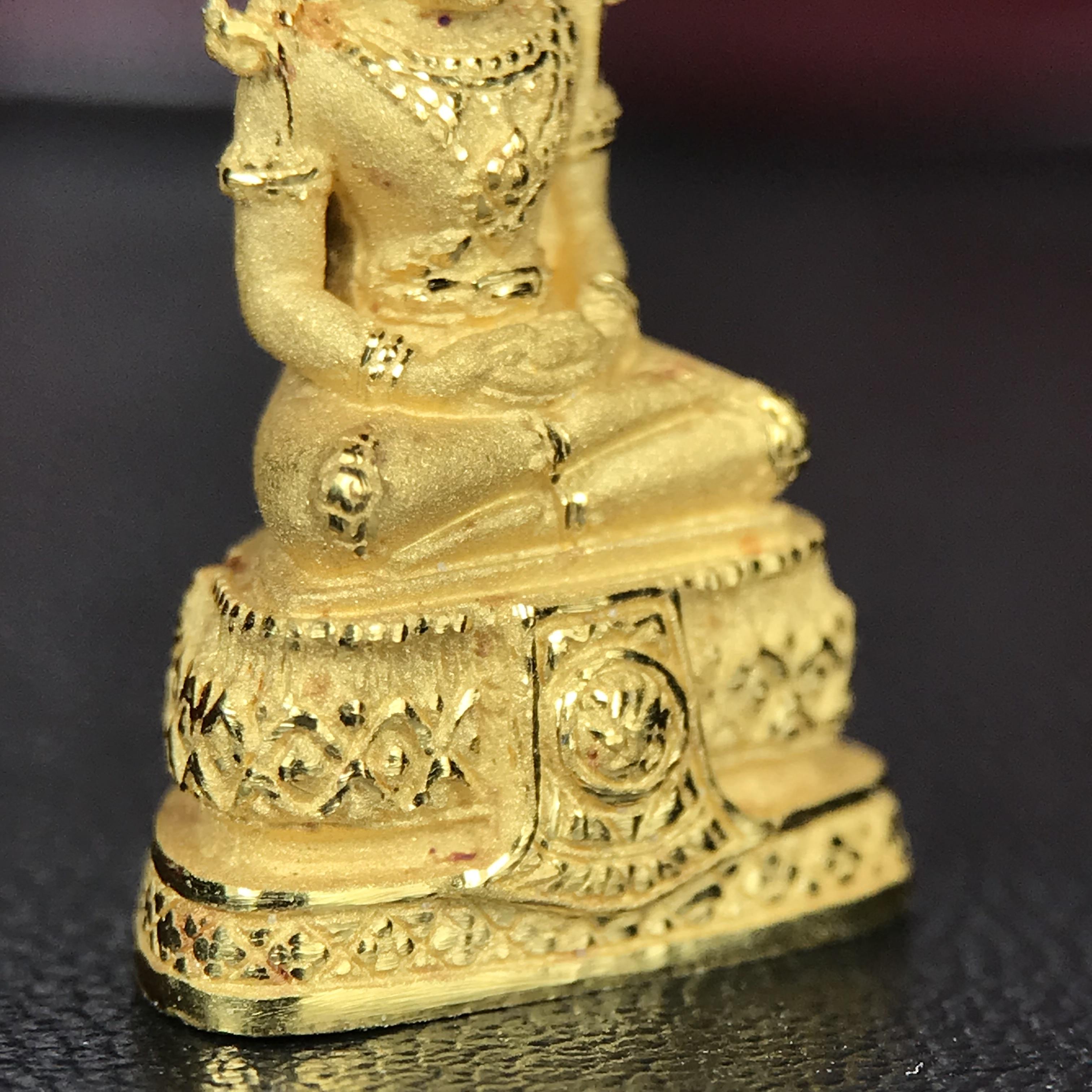 พระแก้วมรกต ภปร.(รุ่นแรก) ปี2545 จัดสร้างในมหาวโรกาส พระบาทสมเด็จพระเจ้าอยู่หัวรัชกาลที่ 9 ครบรอบ 75 พรรษา และฉลองกรุงรัตนโกสินทร์ครบ 220 ปี พิมพ์ลอยองค์เล็ก เนื้อทองคำบริสุทธิ์ 96.5%(6.5กรัม) ขนาด 10*19 มม. พร้อมกล่องเดิมสวยครบสมบูรณ์(1ใน2000องค์)หายาก