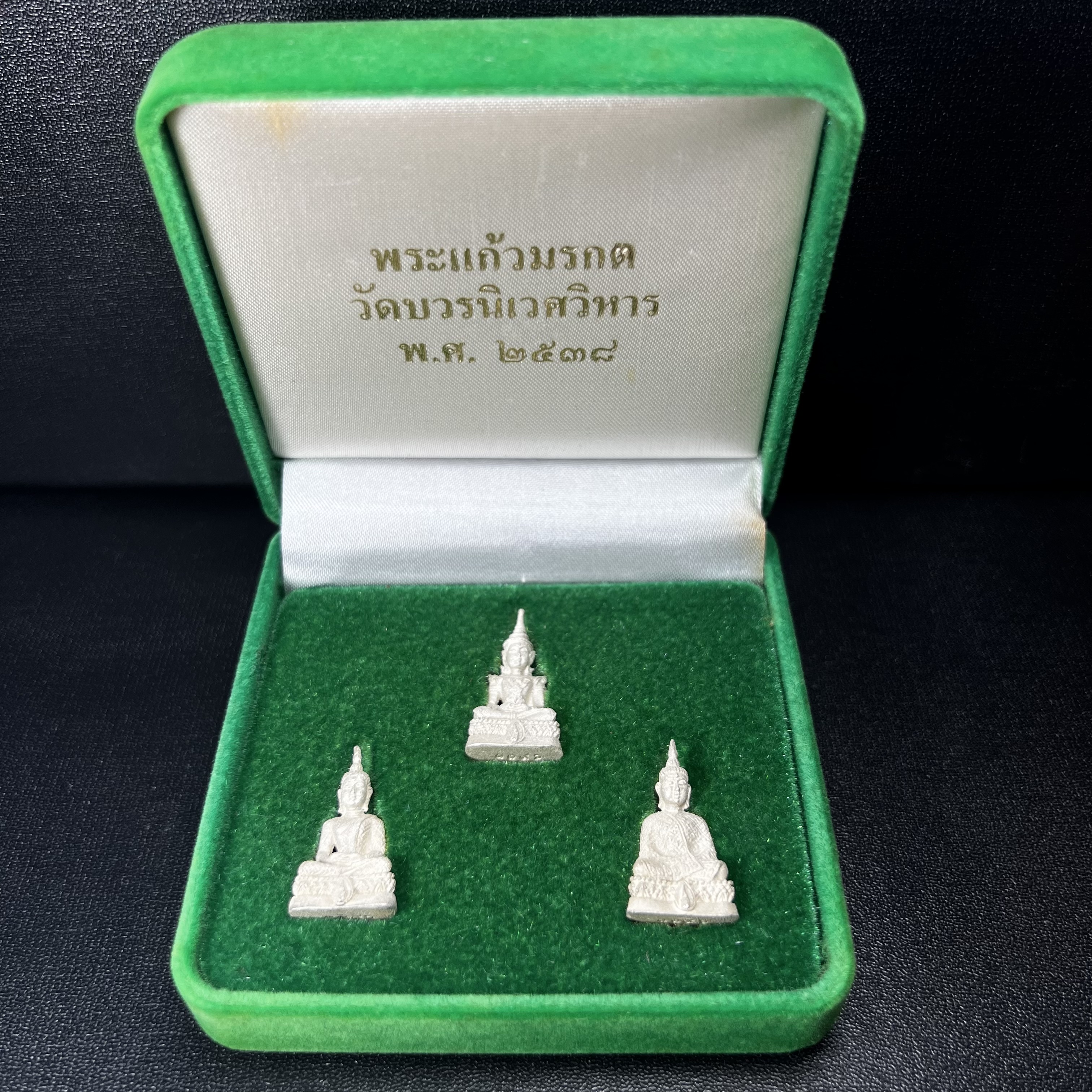 พระแก้วมรกต สธ. วัดบวรนิเวศวิหาร พ.ศ.2538 รูปเหมือนลอยองค์พระแก้วมรกต ชุดเงินบริสุทธิ์ ทรงเครื่อง 3 ฤดู (มีโค็ด หมายเลขกำกับชุดที่ 1396)พิมพ์ใหญ่ 3 องค์ 3 ฤดู ร้อน ฝน หนาว(1 ใน 2000 ชุด)หายาก