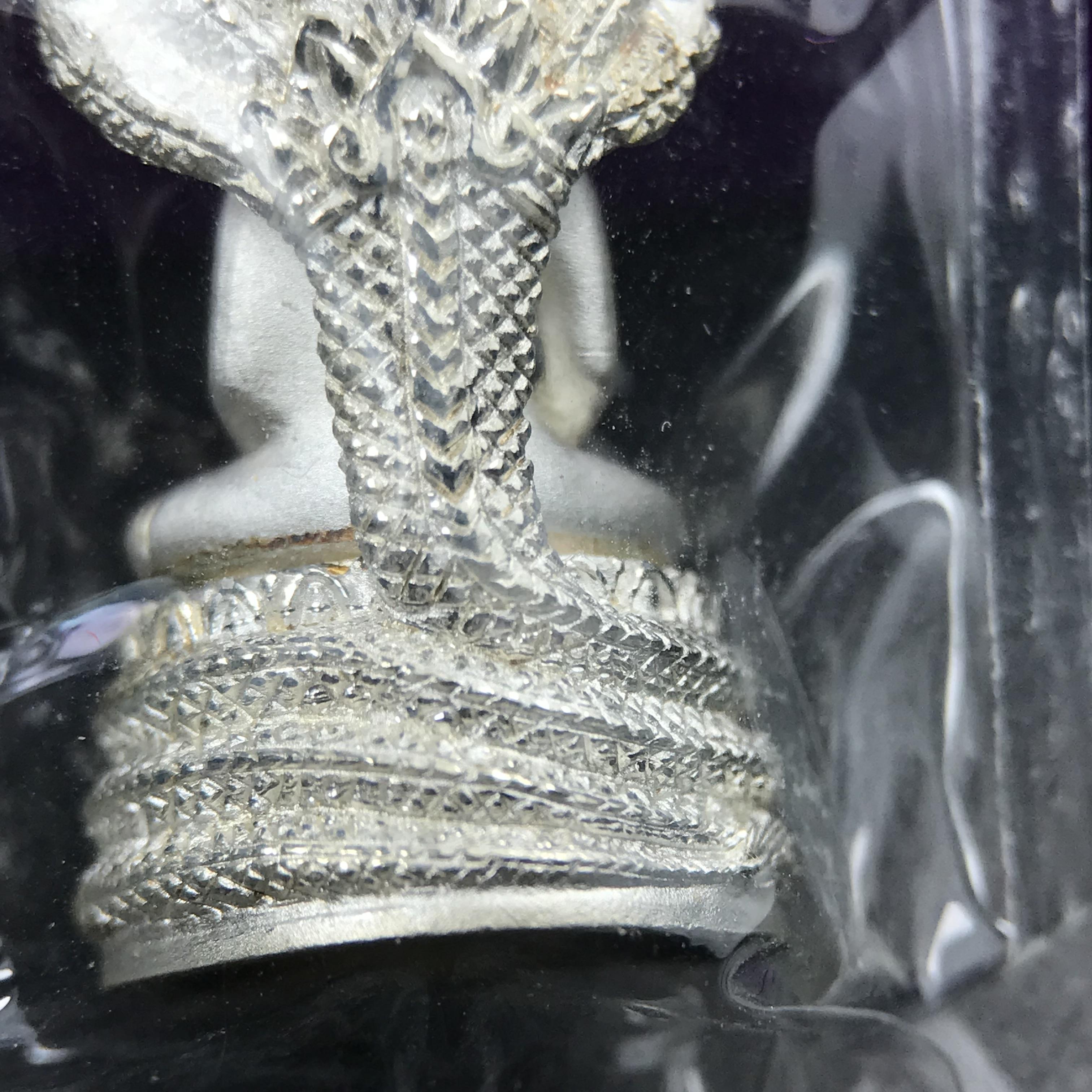 พระนาคปรก สธ. รุ่นสร้างพระอุโบสถเฉลิมพระเกียรติ 4 รอบ 84 พรรษา สมเด็จพระเทพรัตนราชสุดาฯ วัดบวรนิเวศวิหาร ปี 2543 พิมพ์เล็ก เนื้อเงินบริสุทธิ์ แบบพ่นทรายขัดเงาบางส่วน(สภาพ สวย ซีนซองกล่องบรรจุเดิมครบ)พิธีใหญ่ พุทธศิลป์งดงาม หายาก (1 ใน 2999 องค์)