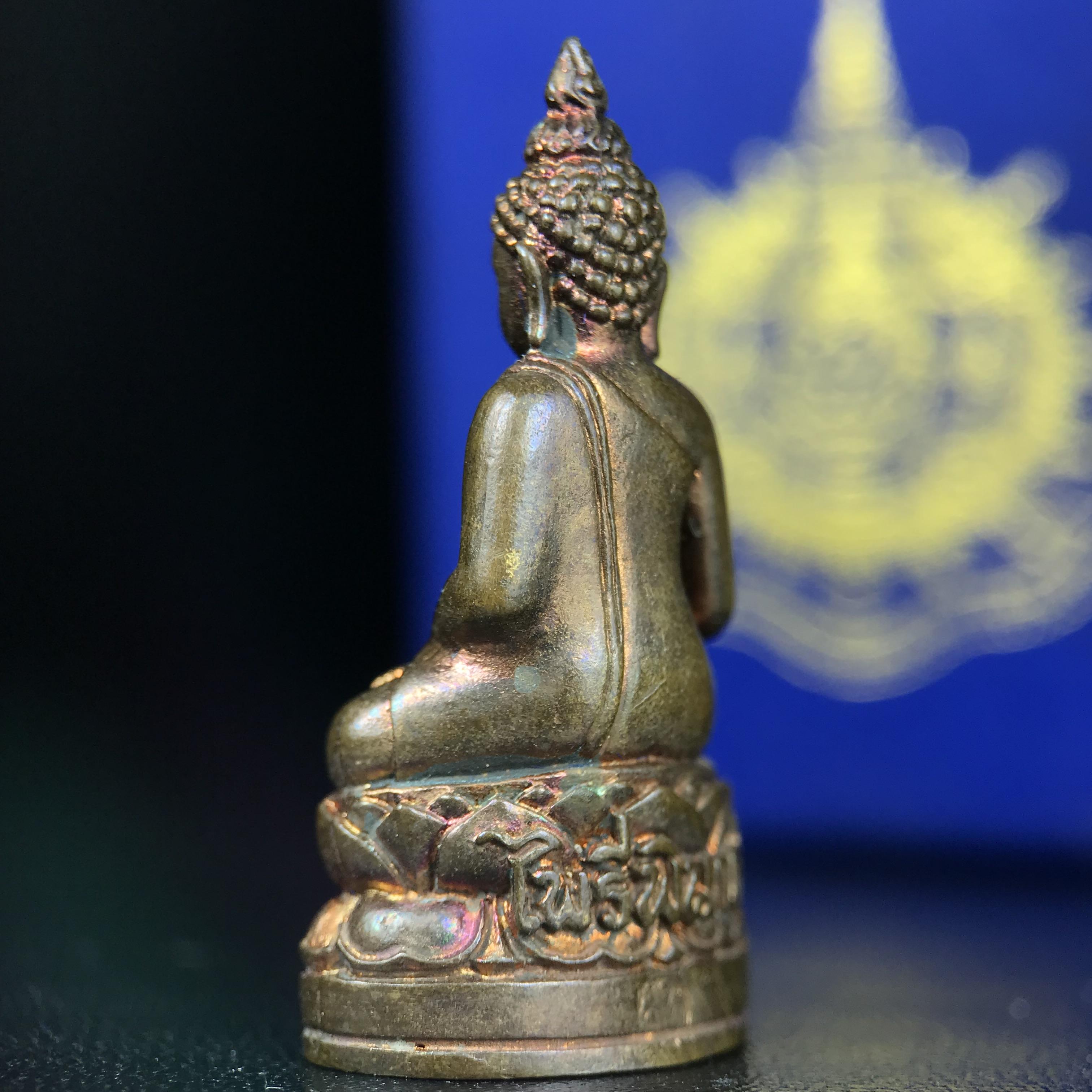 พระกริ่งไพรีพินาศ บรรจุเหล็กไหล ครั้งแรกและครั้งเดียวในประวัติศาสตร์ เฉลิมพระเกียรติ พระบาทสมเด็จพระเจ้าอยู่หัวรัชกาลที่9 พระชนมพรรษา 6 รอบ ปี2542 เนื้อสัมฤทธิ์(บรรจุเหล็กไหล)ดีนอก-ดีใน พิธีใหญ่ มวลสารเด่น (หายาก)