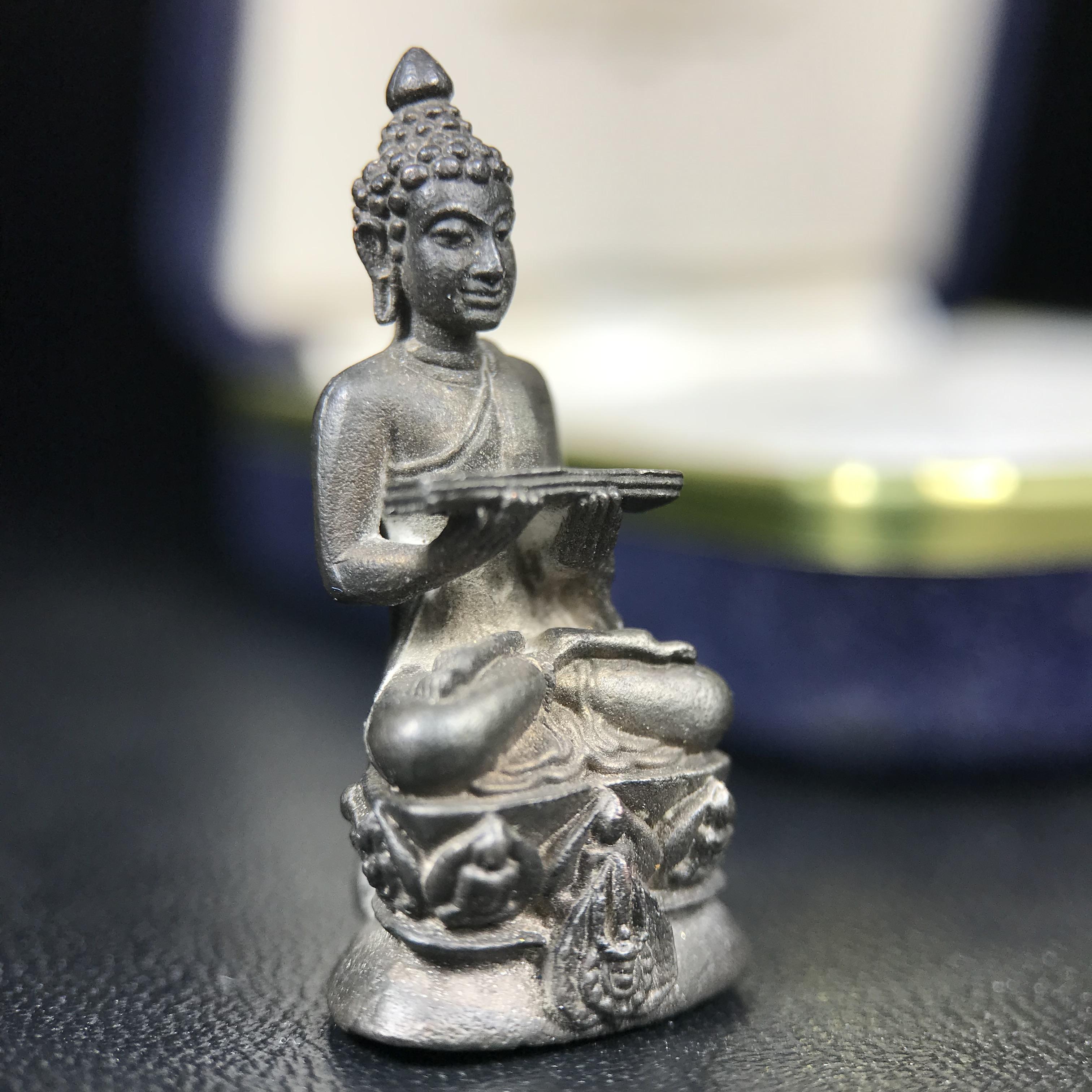 พระกริ่งปรมานุชิตชิโนรส วัดพระเชตุพนวิมลมังคลาราม(วัดโพธิ์) ปี 2533 เนื้อนวโลหะ ( ในหลวงรัชกาลที่9เสด็จเททอง)พิธีใหญ่ งดงามด้วยพุทธศิลป์เปี่ยมด้วยพุทธคุณ อีกหนึ่งรุ่นที่แนะนำสะสมบูชา(องค์หมายเลข 2583)เลขสวยผลรวมได้9...เจริญก้าวหน้าในทุกๆด้าน