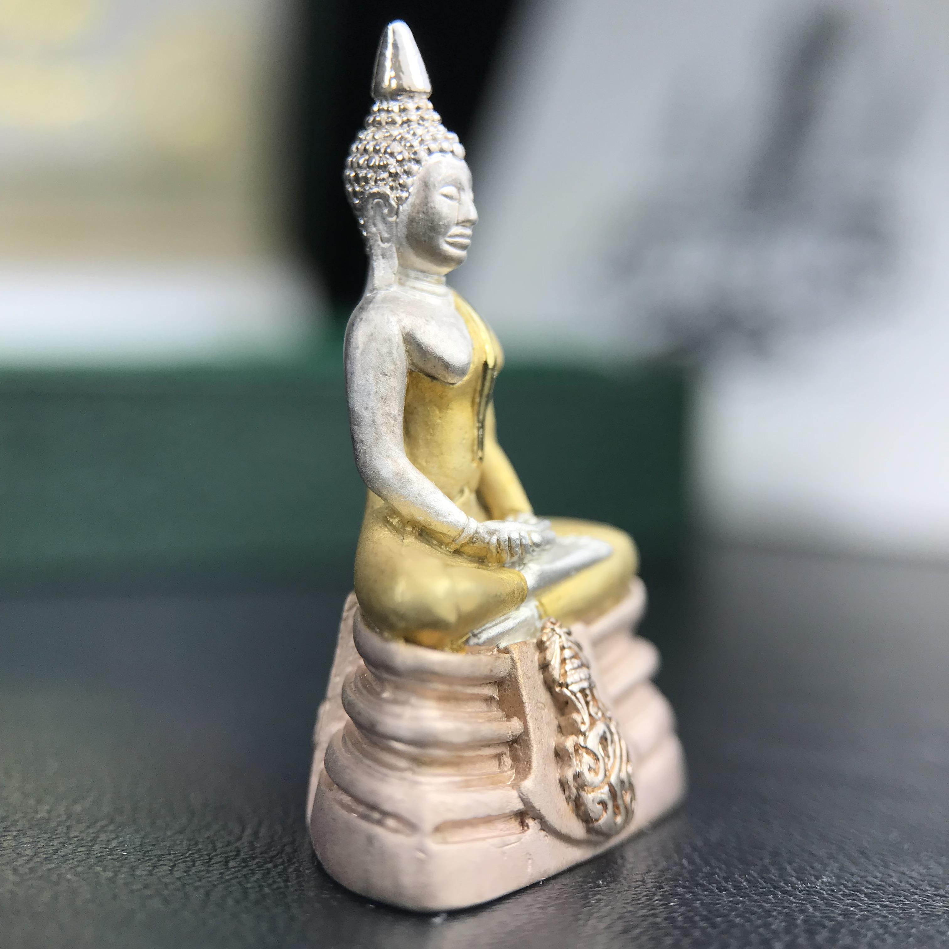 พระพุทธโสธร ภปร. รุ่นย้อนยุค สร้างพระอุโบสถ สมาคมชาวฉะเชิงเทรา จัดสร้าง ปี 2539 วโรกาสครองสิริราชสมบัติครบ 50 ปี เนื้อเงินชุบสามกษัตริย์ทรายนวลขัดเงาบางส่วน(สภาพผิวเดิม เก่าเก็บอย่าดี สวยมาก แบบนี้หายาก) พร้อมกล่องบรรจุและใบรับรองเดิมครบสมบูรณ์