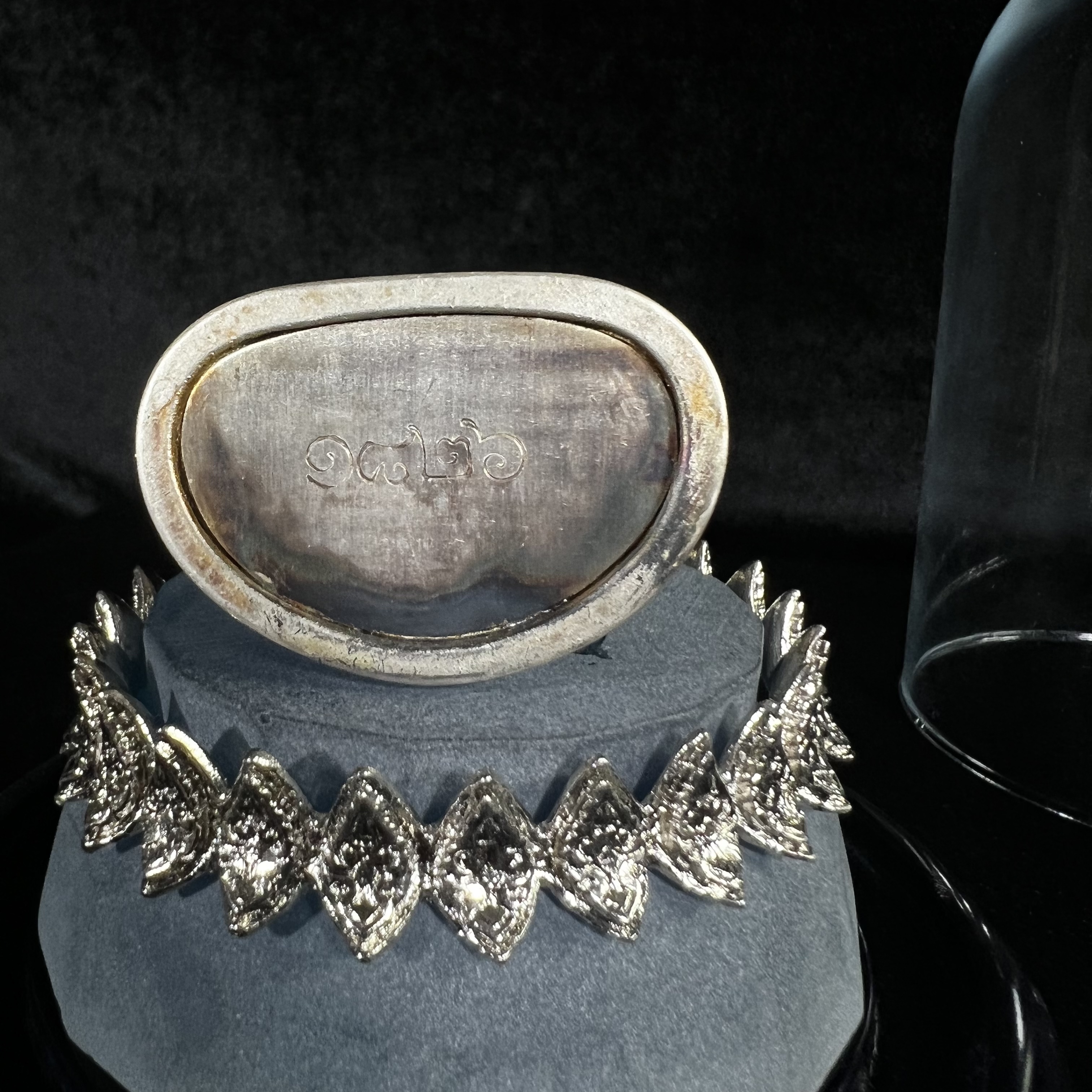 พระแก้วมรกต ภปร.(รุ่นแรก) ปี2545 รุ่นฉลองกรุงรัตนโกสินทร์ครบ 220 ปี หล่อลอยองค์ เนื้อเงินบริสุทธิ์99.9% ขนาดบูชา 50*90 มม. พร้อมฐานวางครอบแก้วเดิม(สวยงามและหายากมาก)(1ใน3000องค์)