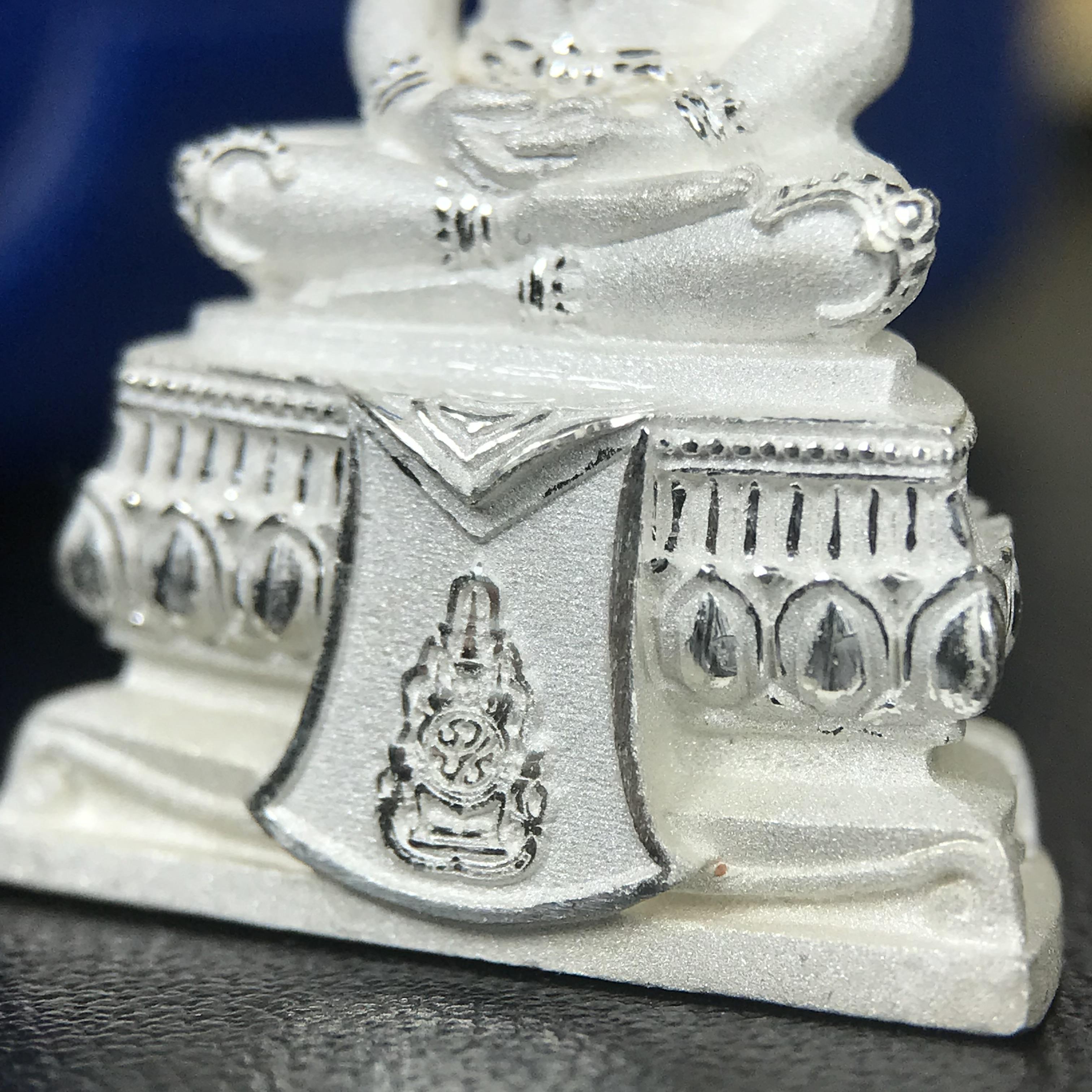 พระแก้วมรกต ทรงเครื่องฤดูร้อน พระราชทานประดิษฐานตราสัญลักษณ์ฉลองสิริราชสมบัติ ครบ 60 ปี ในหลวงรัชกาลที่ 9 พ.ศ.2549 เนื้อเงินลอยองค์พิมพ์ใหญ่ สูง 3.6 ซม. ขนาดหน้าตัก 1/2 นิ้ว (พิธีใหญ่มหาพุทธาภิเษก ณ พระอุโบสถวัดพระแก้ว เกจิอาจารย์ ทั่วประเทศ 108 รูป )