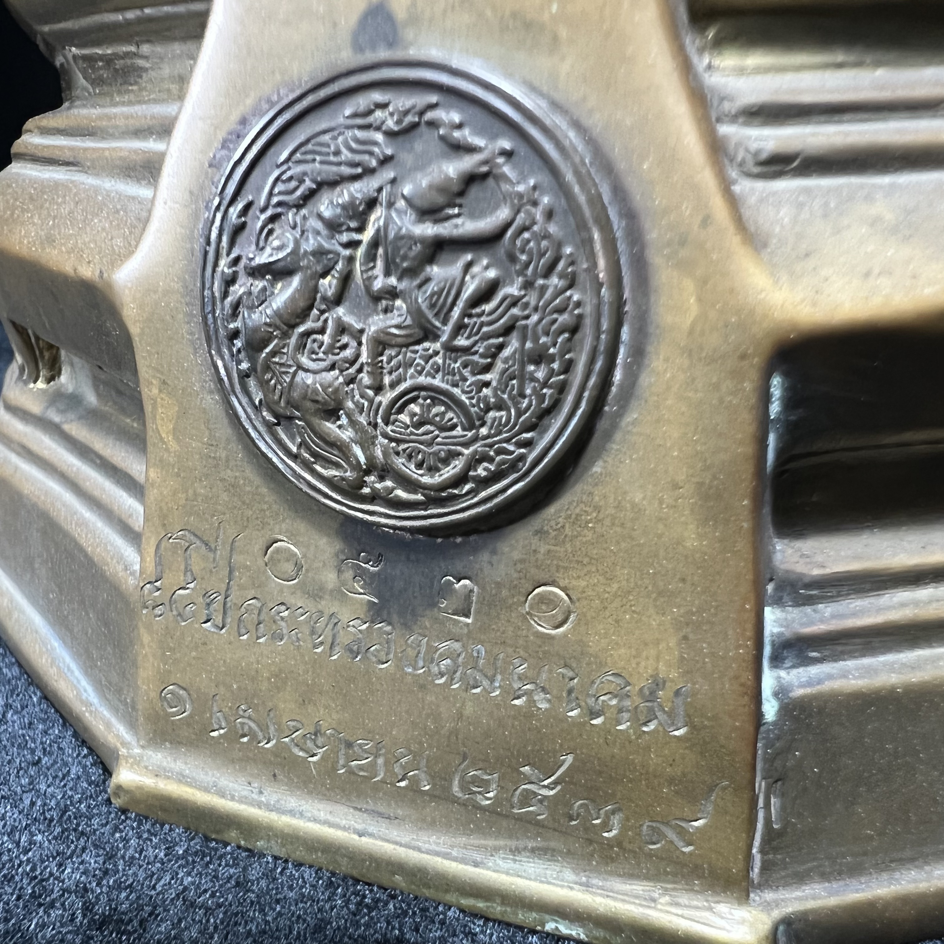 พระพุทธคมนาคมบพิธ (พระพุทธสิหิงค์จำลอง) ภปร. ครบรอบ 84 ปี กระทรวงคมนาคม พ.ศ.2539 หน้าตัก 5 นิ้ว เนื้อลำอู่แดง(หายาก)