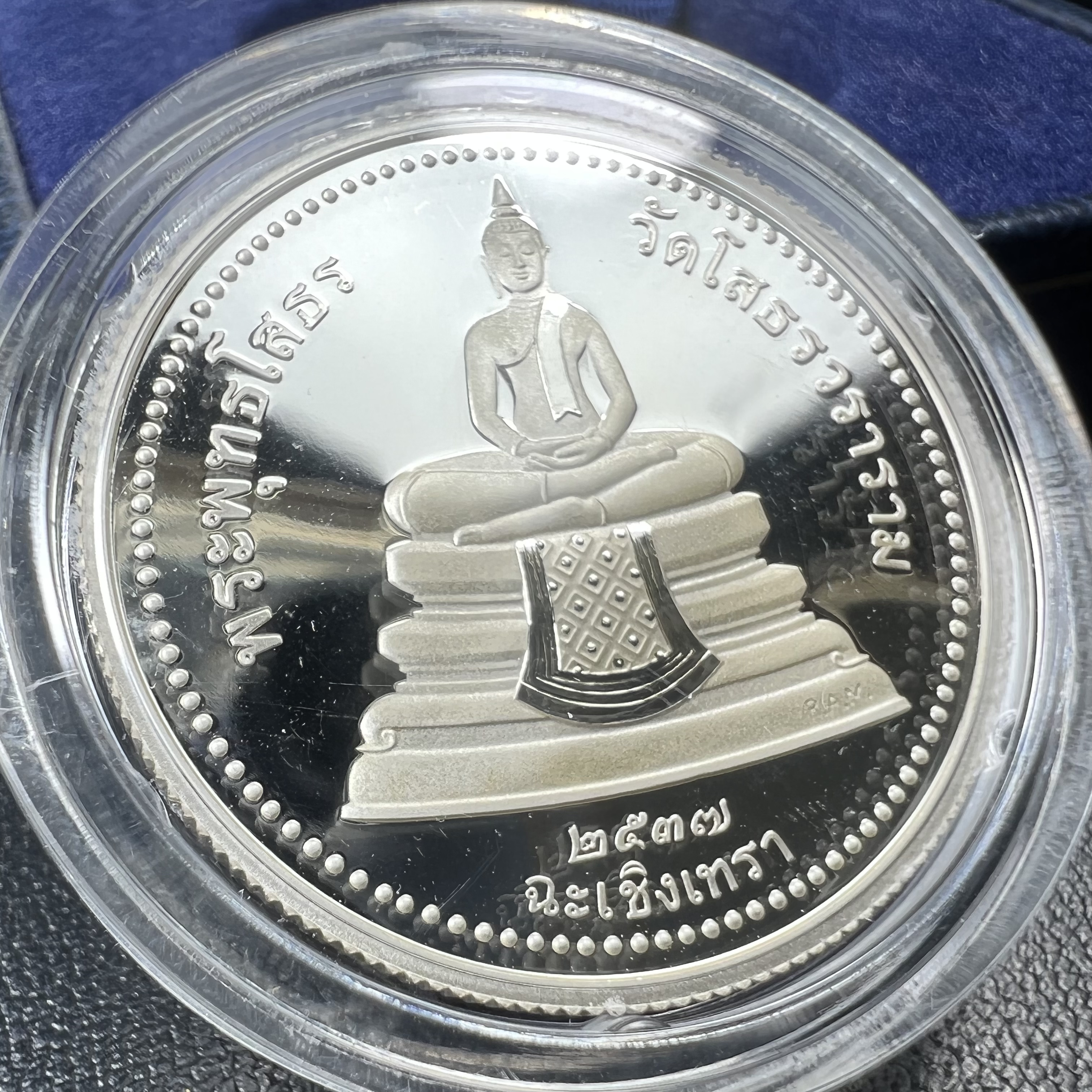 เหรียญพระพุทธโสธร 2 หน้า วัดโสธรวรารามวรวิหาร จ.ฉะเชิงเทรา ปี 2537เนื้อเงินขัดเงาสองหน้า ขนาด 2.8 ซ.ม. บล็อกนอก ผลิตที่โรงกษาปณ์ Royal Australian Mint ประเทศออสเตรเลีย พร้อมกล่องบรรจุเดิม สภาพสวย