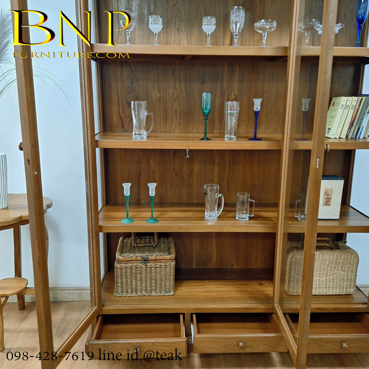ตู้โชว์ไม้สัก รุ่น บุญยืน