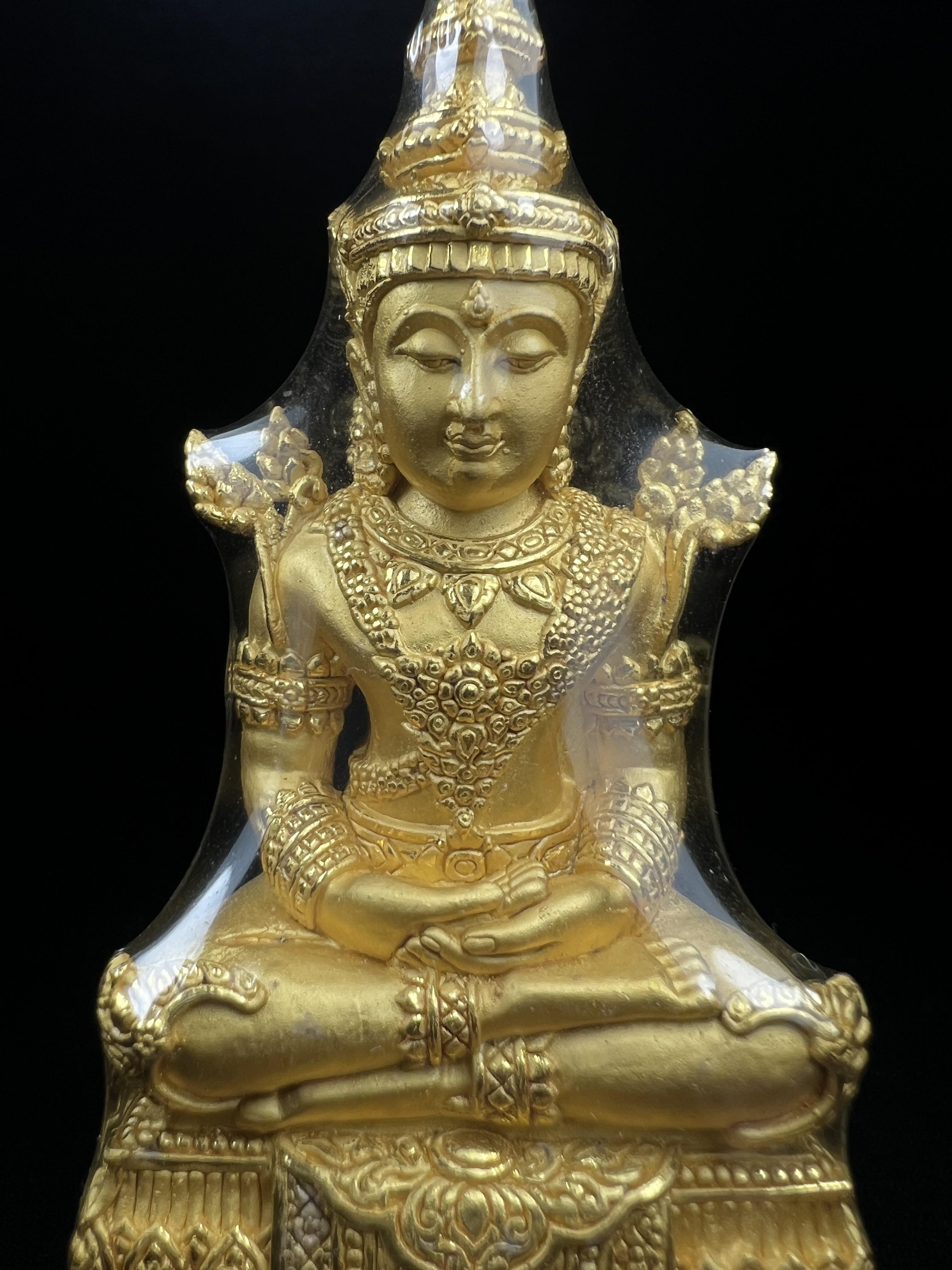 พระแก้วมรกต ภปร. ปี2547 จัดสร้างโดย โรงพยาบาลภูมิพลฯ กรมแพทย์ทหารอากาศ ขนาดบูชาหล่อลอยองค์หน้าตัก 2 นิ้ว เนื้อทองคำบริสุทธิ์ 99.99% องค์พระซีนเดิมสวยคงสภาพเดิม(สวยงามและหายากมาก)(1ใน 1000 องค์)