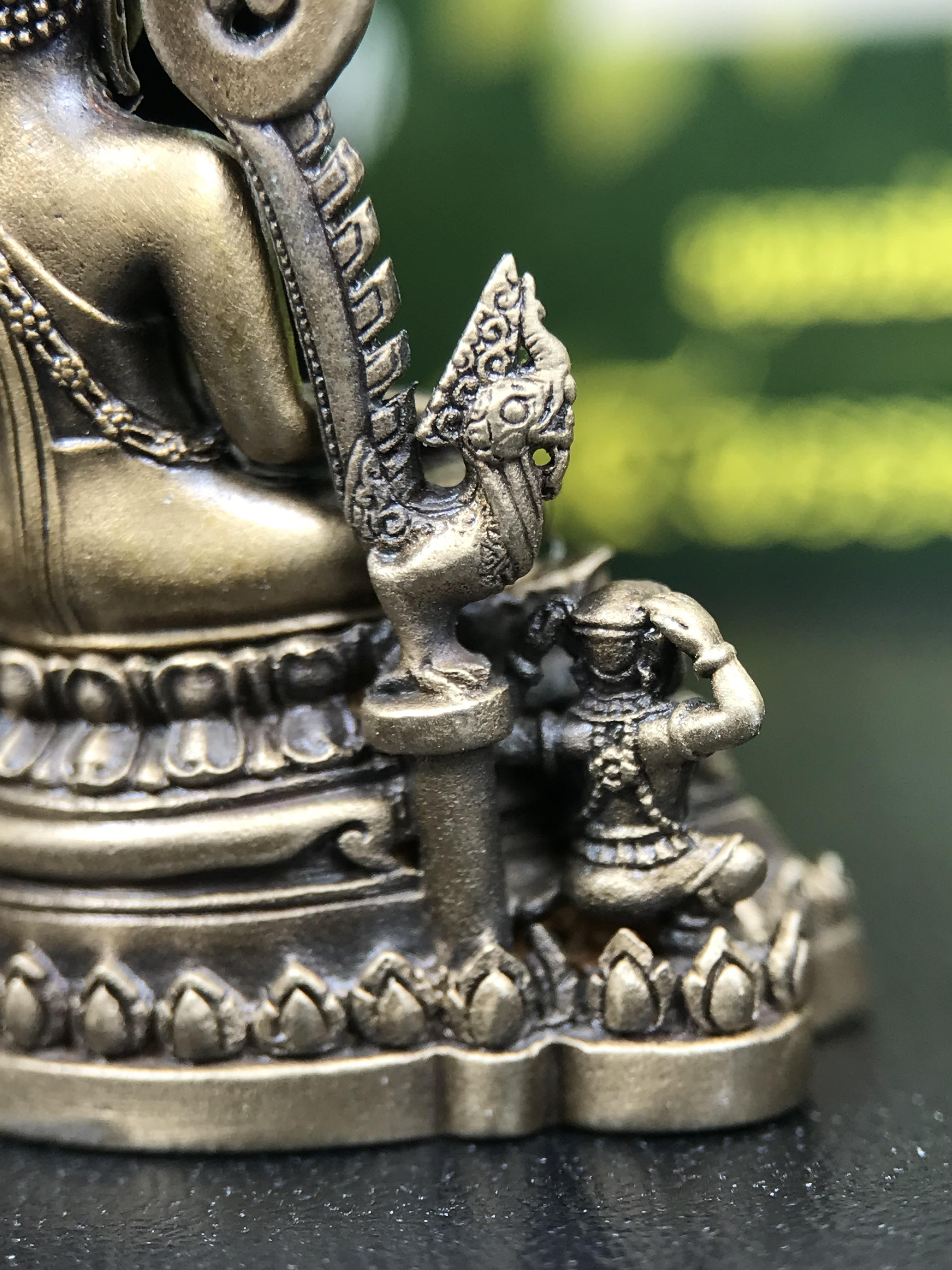 พระพุทธชินราช ภปร. 84 พรรษาในหลวงรัชกาลที่ 9 ปี 2554 พิมพ์กลางขนาดหน้าตัก 1/2 นิ้ว(สูง 3.8 ซม.) เนื้อบรอนซ์รมดำซาติน(สภาพผิวเดิมสวย) (พระราชทานมวลสาร จิตรลดาและเส้นพระเจ้า(เส้นผม)รัชกาลที่9)พุทธศิลป์ทรงคุณค่าอีกหนึ่งรุ่นยอดนิยม(องค์หมายเลข ๑๙๘๑)