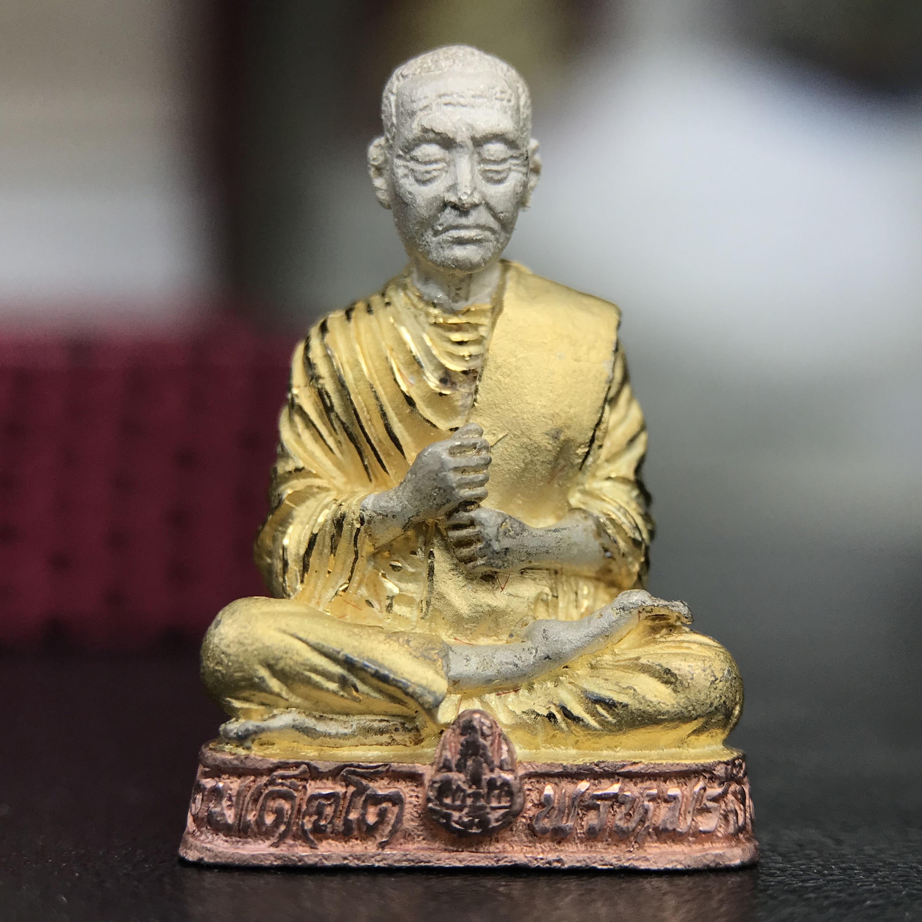 รูปเหมือนสมเด็จพระพุฒาจารย์ (โต พรหมรังสี)วัดใหม่อมตรส บางขุนพรหม ปี2540 รุ่นกาญจนาภิเษก จัดสร้างในวโรกาสที่รัชกาลที่ 9 ทรงครองสิริราชสมบัติ ครบ 50ปี ลอยองค์พิมพ์ใหญ่ เนื้อเงินบริสุทธิ์ 99.9% แบบชุบสามกษัตริย์ขัดเงาบางส่วน พร้อมกล่องบรรจุใบรับรองเดิมครบ