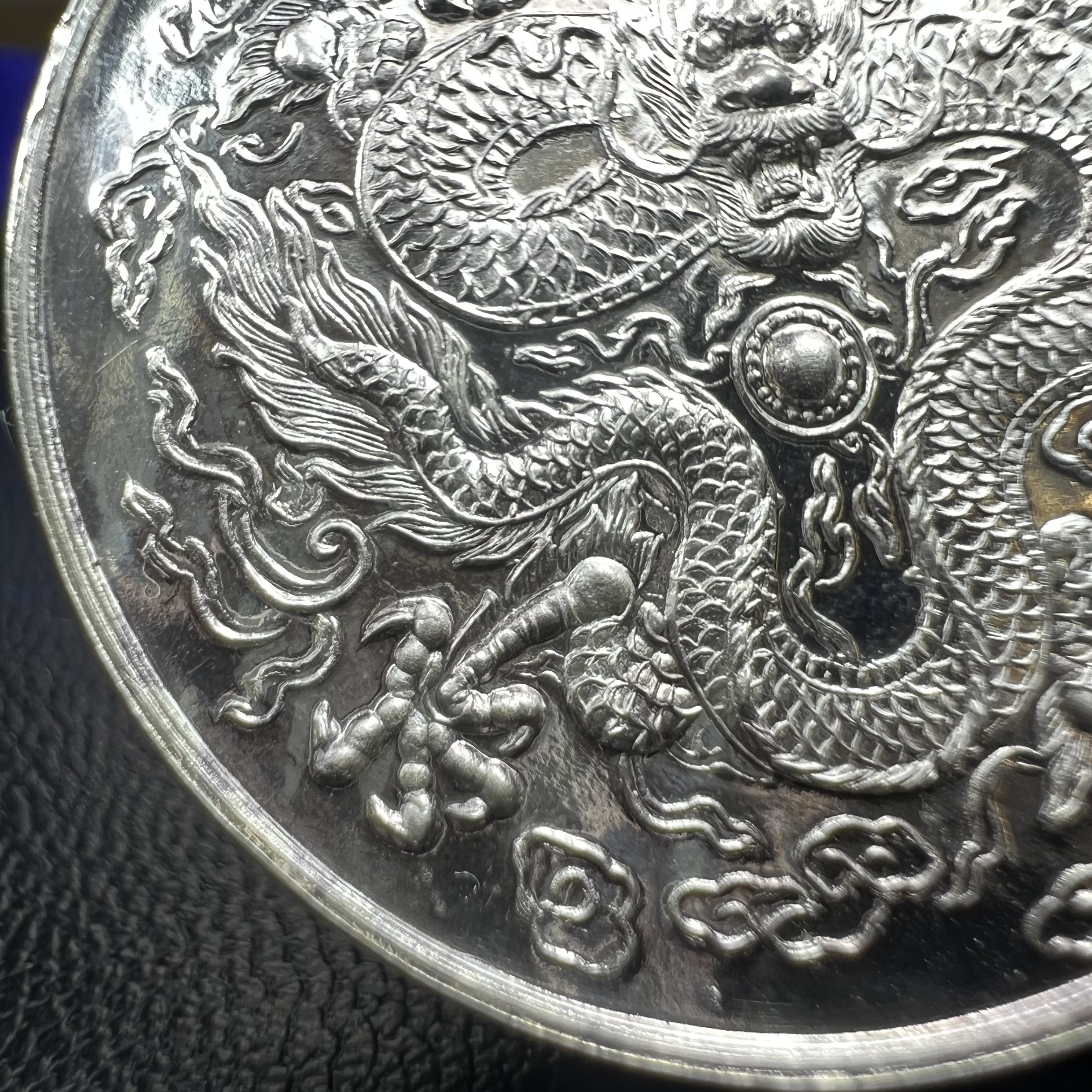 เหรียญพระอวโลกิเตศวร เจ้าแม่กวนอิมหลังมังกรคาบลูกแก้ว พระเทพกวี สมเด็จพระวันรัต วัดบวรนิเวศวิหาร กทม. ปี2536 ปลุกเสกพิธีใหญ่ ตอกโค๊ตขอบเหรียญ เนื้อเงินขัดเงาพ่นทราย ขนาด 3 ซม. พร้อมกล่องบรรจุเดิมครบ สภาพสวย