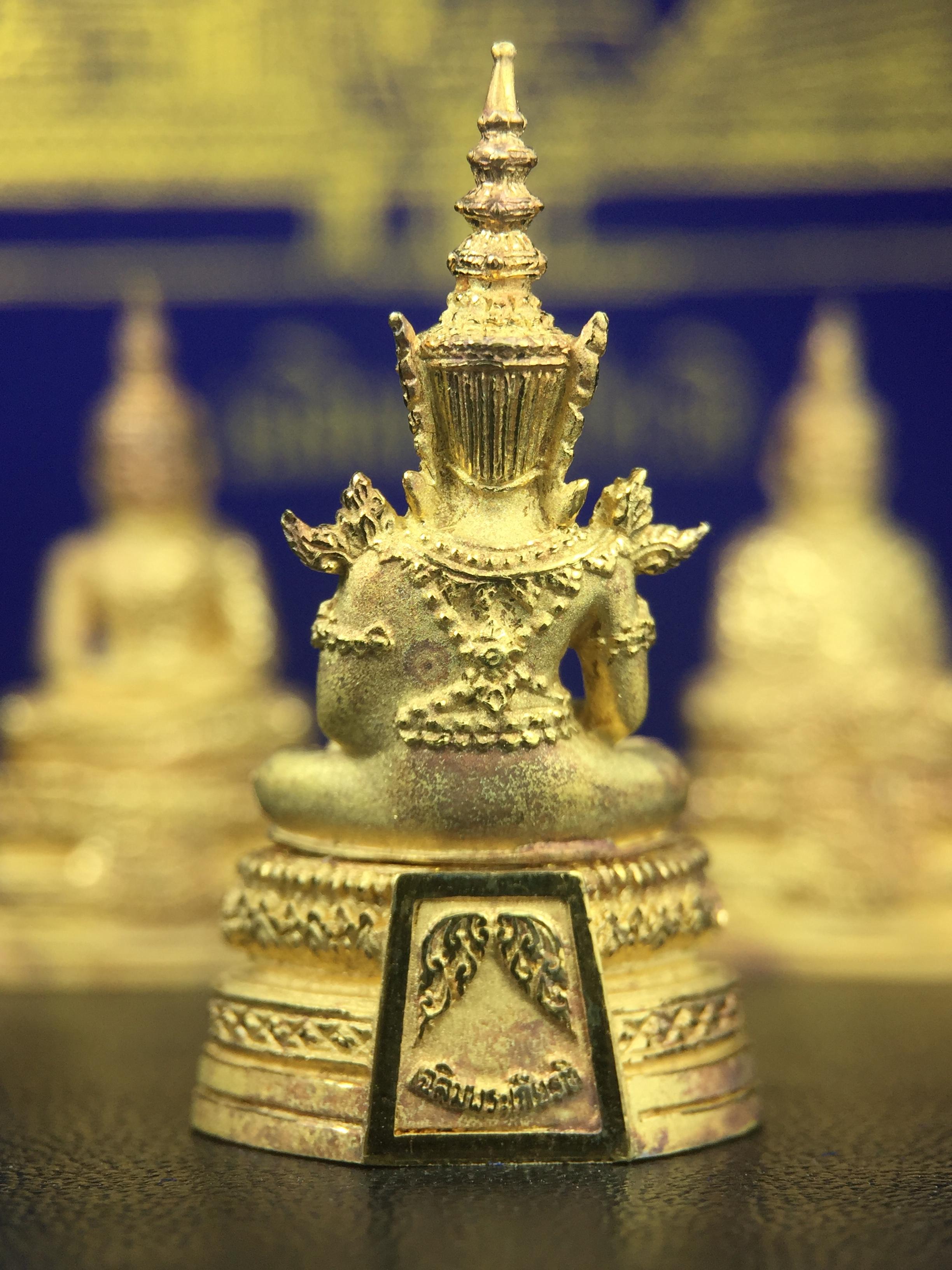 พระพุทธมหามณีรัตนปฎิมากร(พระแก้วมรกต)รุ่น เฉลิมพระเกียรติ วัดพระศรีรัตนศาสดารามราม(วัดพระแก้ว) ปี2543 เนื้อเงินชุบทองพ่นทรายขัดเงาบางส่วน พิมพ์ใหญ่ลอยองค์ ชุด 3 ฤดู ตอกโค๊ตหมายเลขเดียวกันทั้ง3องค์ ชุดหมายเลข( ช147)สภาพผิวสวยดุจทองคำกล่องบรรจุเดิมครบ