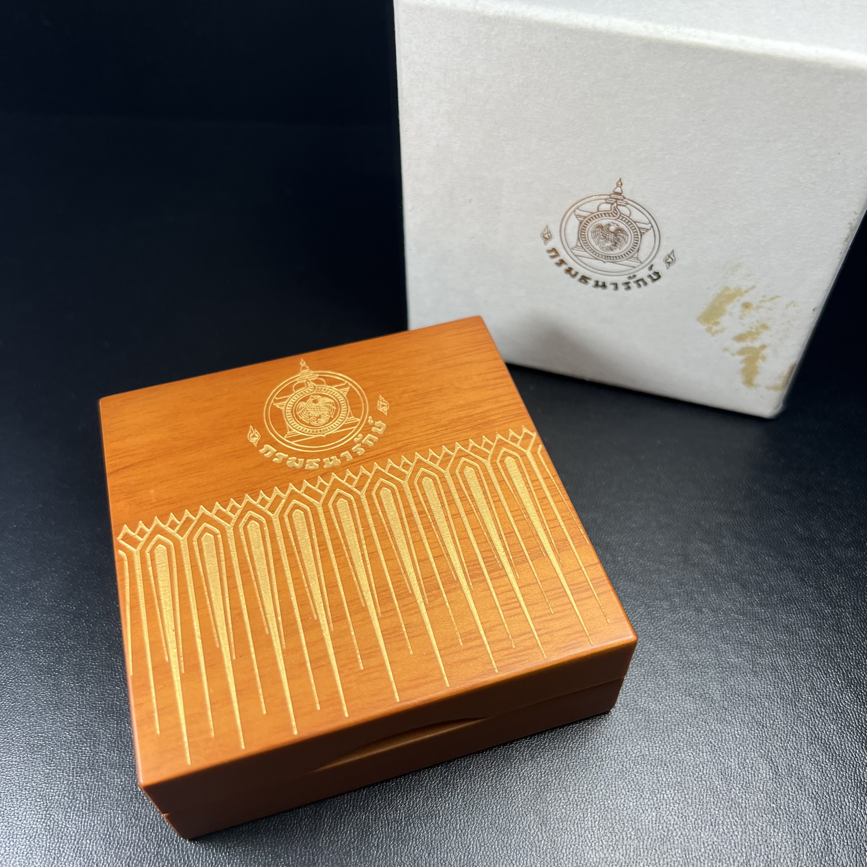 เหรียญที่ระลึกพระคลัง (พิมพ์สี) เนื่องในโอกาสครบ 125 ปี พระคลังมหาสมบัติ พ.ศ. 2558 เนื้อเงิน 99.99% ขัดเงา พิมพ์สี สวยสดงดงาม(นิยม สร้างน้อย หายาก)1 ใน 3126เหรียญ ***ตามความเชื่อที่ว่า ท่านใดมีพระคลังไว้บูชา ท่านนั้น จะมีกินมีใช้ตลอดไป เงินทองไม่ขาดมือ***