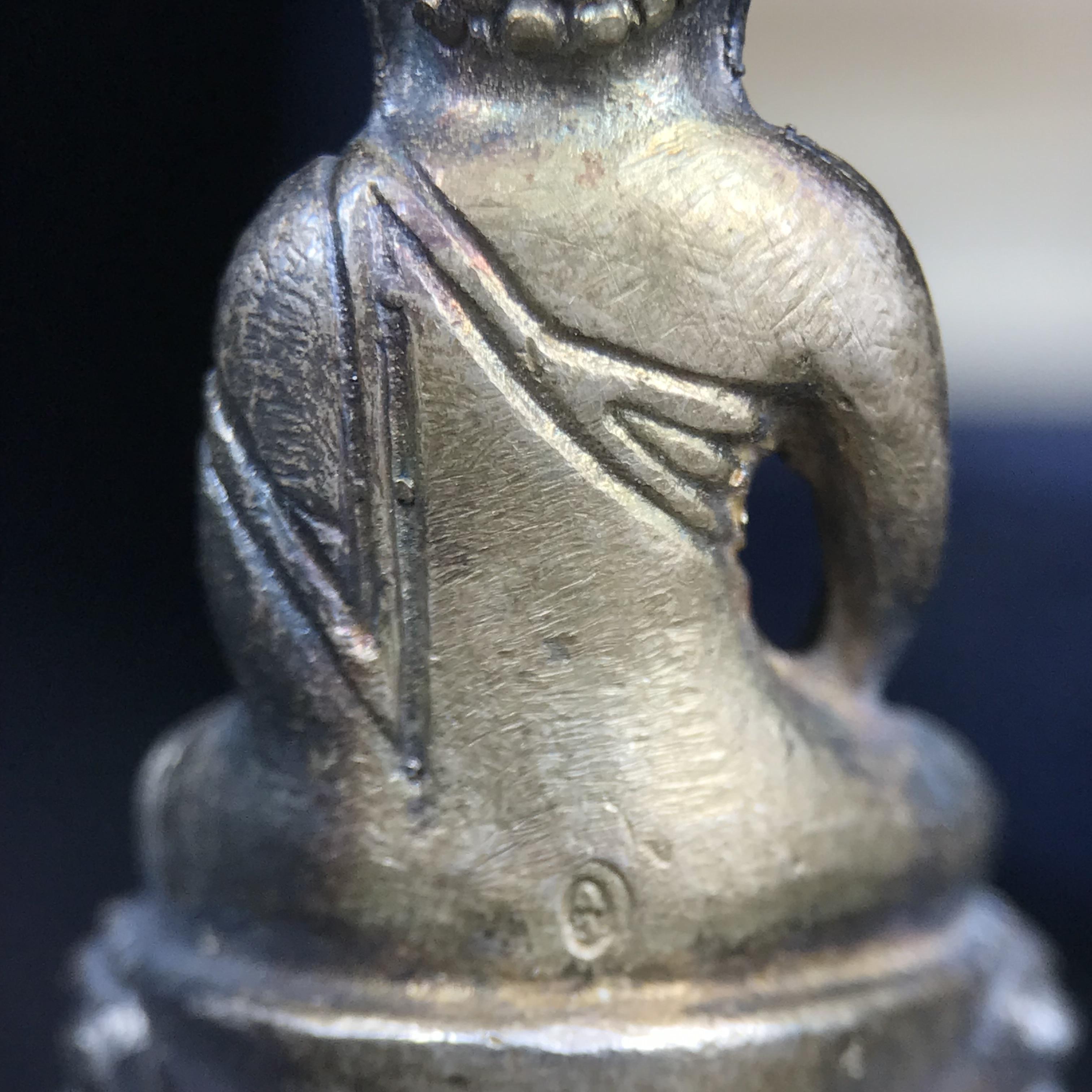 พระกริ่งศาสดา ภปร. วัดบวรนิเวศวิหาร ปี 2532 จัดสร้างในโอกาสสองทศวรรษรามาธิบดี เพื่อศูนย์การแพทย์สิริกิติ์ เนื้อเงิน(ผิวเดิมกลับดำสวยงาม) (พิธีใหญ่ มวลสารมงคล สวยงามเข้มขลัง)สมเด็จพระญาณสังวร สมเด็จพระสังฆราชฯเสด็จเททอง