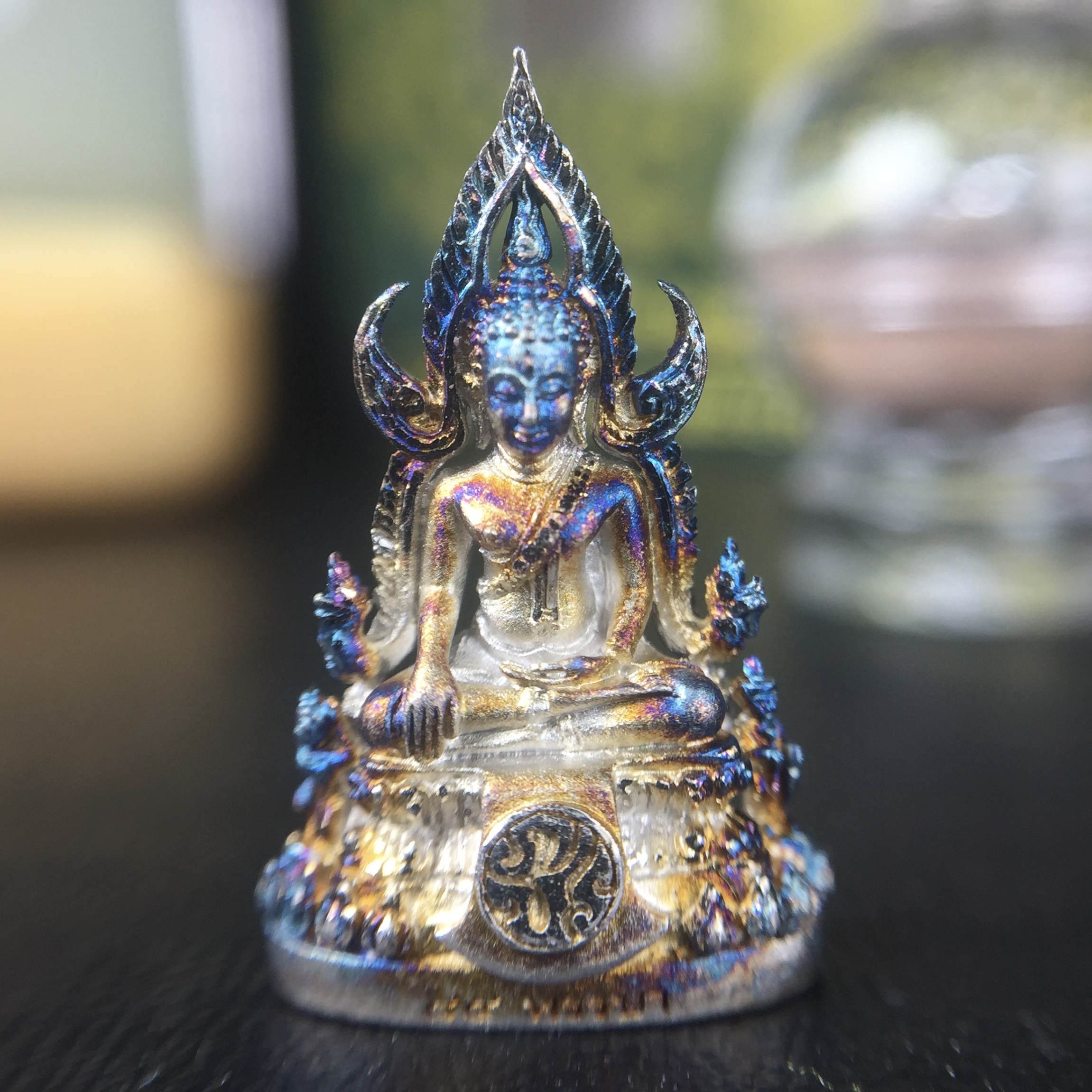 พระพุทธชินราช(จำลอง) ภปร. 84 พรรษา เนื้อเงินชุบทองคำขาว พิมพ์เล็กขนาดหน้าตัก 1/4 นิ้ว (สภาพผิวเดิมสวย ขึ้นสีรุ้งธรรมชาติ แบบนิยม)(พระราชทานมวลสาร จิตรลดาและเส้นพระเจ้า(เส้นผม))