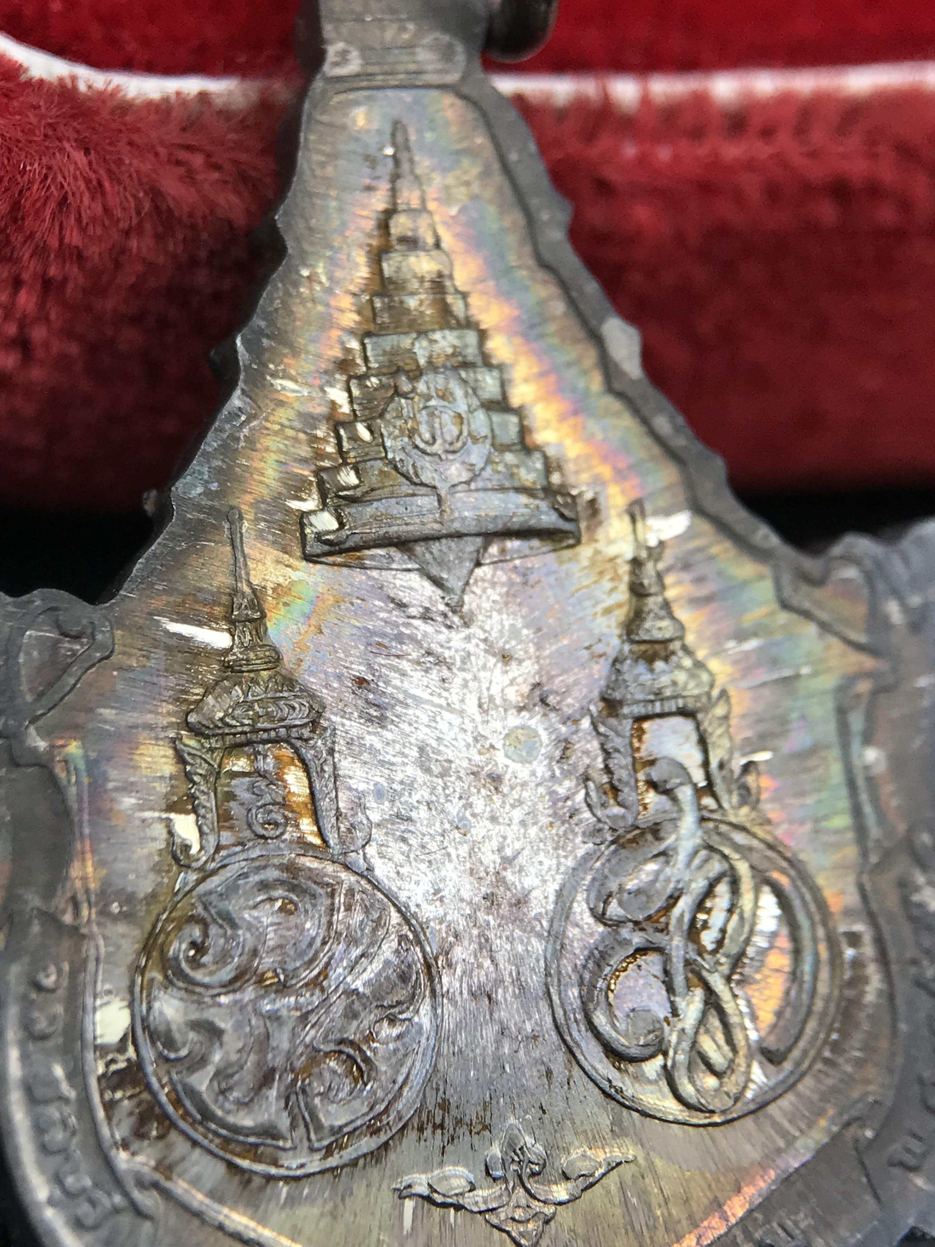 เหรียญพระพุทธญาณนเรศวร์ รุ่นแรก หลังพระปรมาภิไธย ภปร.และ สก.วัดญาณสังวราราม จ.ชลบุรี ปี 2527 เนื้อเงิน(ผิวเดิม ขึ้นรุ้งผิวน้ำทองกระจายทั่วเหรียญสวยมาก)ขนาด 2.3 x 3.8 ซม. พร้อมกล่องเดิม สมเด็จพระญาณสังวร ประธานในพิธีมหาพุทธาภิเษก(เนื้อเงินพบเจอน้อย หายาก)