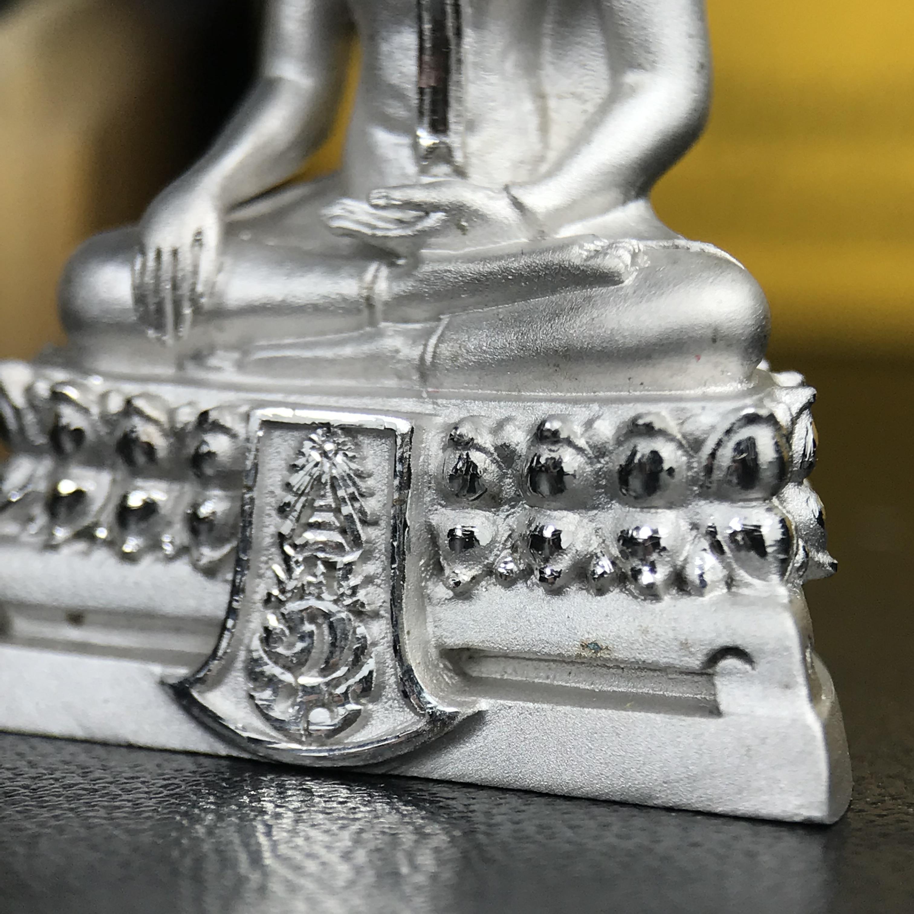 พระพุทธรูปคุ้มเกล้า ภปร.(ใต้ร่มพระบารมี คุ้มเกล้า) 60ปี โรงพยาบาลภูมิพลฯ พ.ศ.2552 เนื้อเงิน ชุบทองคำขาว(พิมพ์ใหญ่ขนาด 35.5*24 มม.)สภาพสวยเดิมพร้อมกล่องบรรจุเดิม ตอกโค๊ดหมายเลข ๘๒๒ หายาก(1ใน5000 องค์)