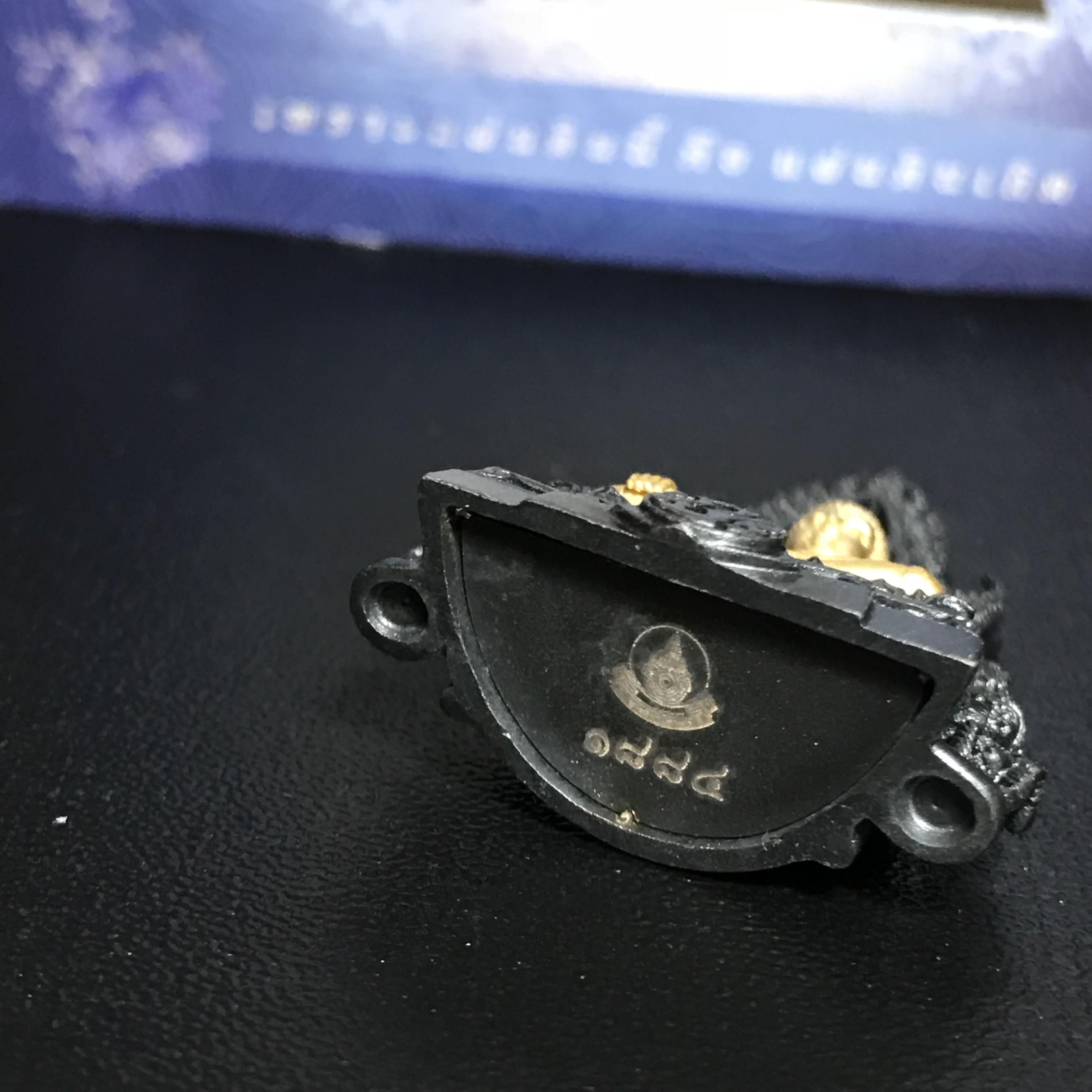 พระพุทธชินราช ภปร. โครงการ เพราะแผ่นดินนี้คือแผ่นดินเกิด เนื้อเงินชุบทองคำซุ้มรมดำ ปี2551 ขนาดหน้าตัก1/2นิ้ว (สวยงามหายาก)1ใน5000องค์