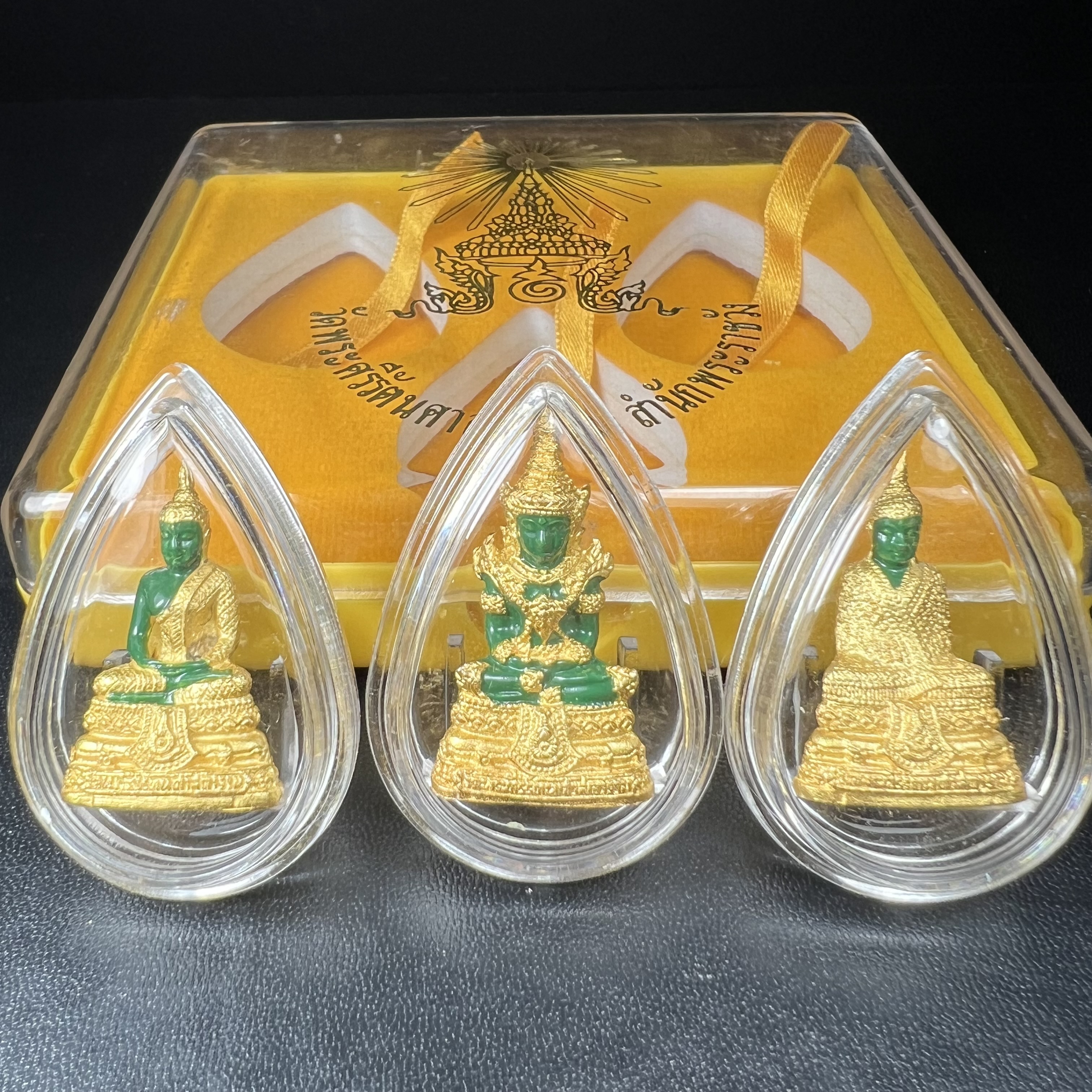 พระพุทธมหามณีรัตนปฏิมากร(พระแก้วมรกต) วัดพระศรีรัตนศาสดาราม สำนักพระราชวัง จัดสร้าง ชุด3 ฤดู ร้อน ฝน หนาว(บรรจุมวลสารใต้ฐาน)