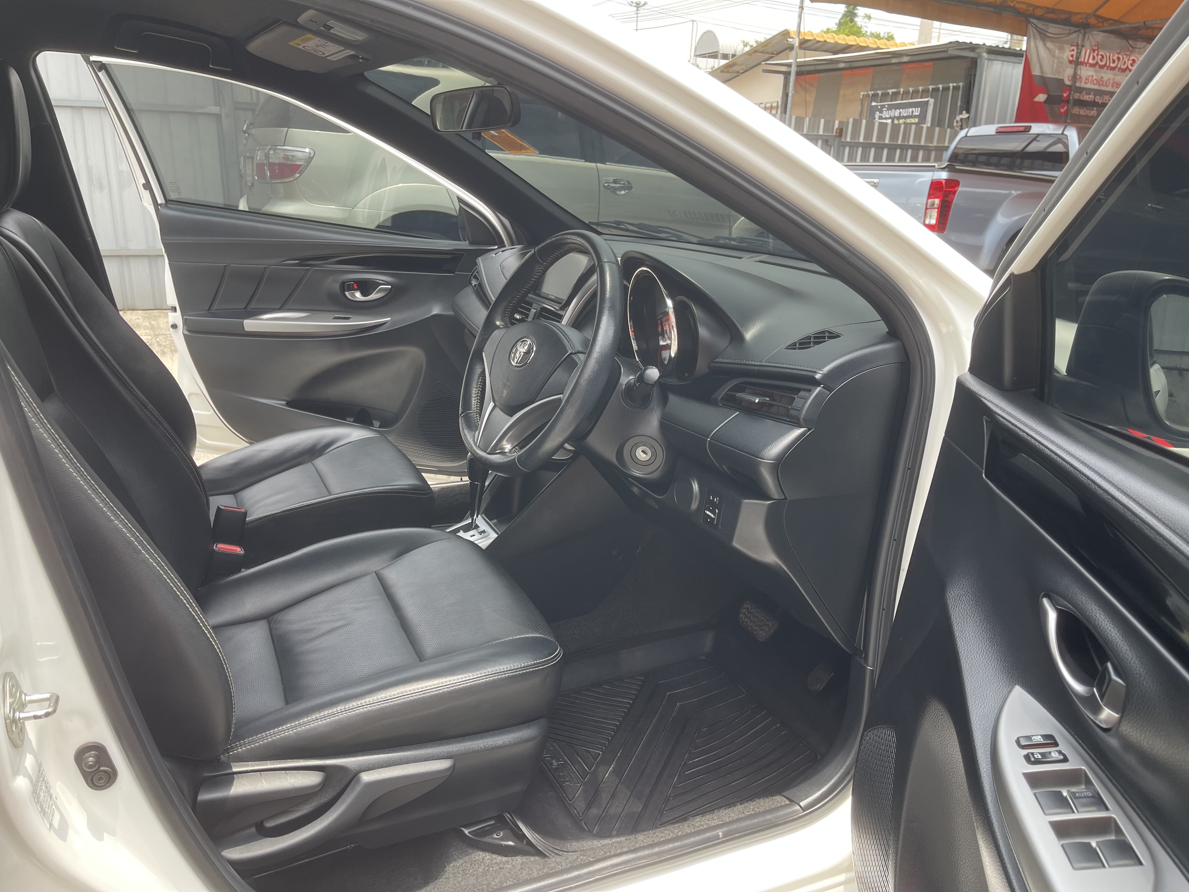 Toyota Yaris 1.2 TRD Sportivo At 2015 ขาว