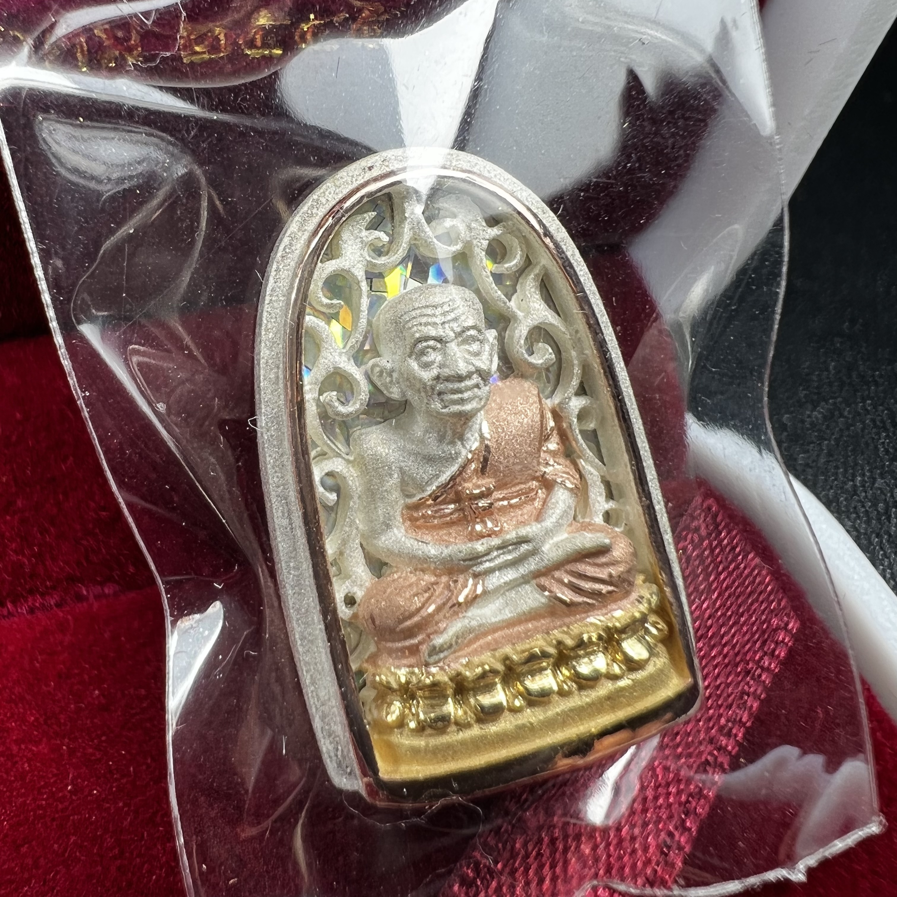 เหรียญหลวงพ่อทวด รุ่น มงคลบารมี วัดประสาทบุญญาวาส ปี 2545 เนื้อเงินสามกษัตริย์ พิมพ์ทรงพระรอด(ขนาด 2.2*1.5 ซม.)ฉลุลายฉากพื้นหลังสามมิติเปลือกหอยมุกสวยงาม ตอกโค๊ต ก(กรรมการ)พร้อมกล่องบรรจุเดิม