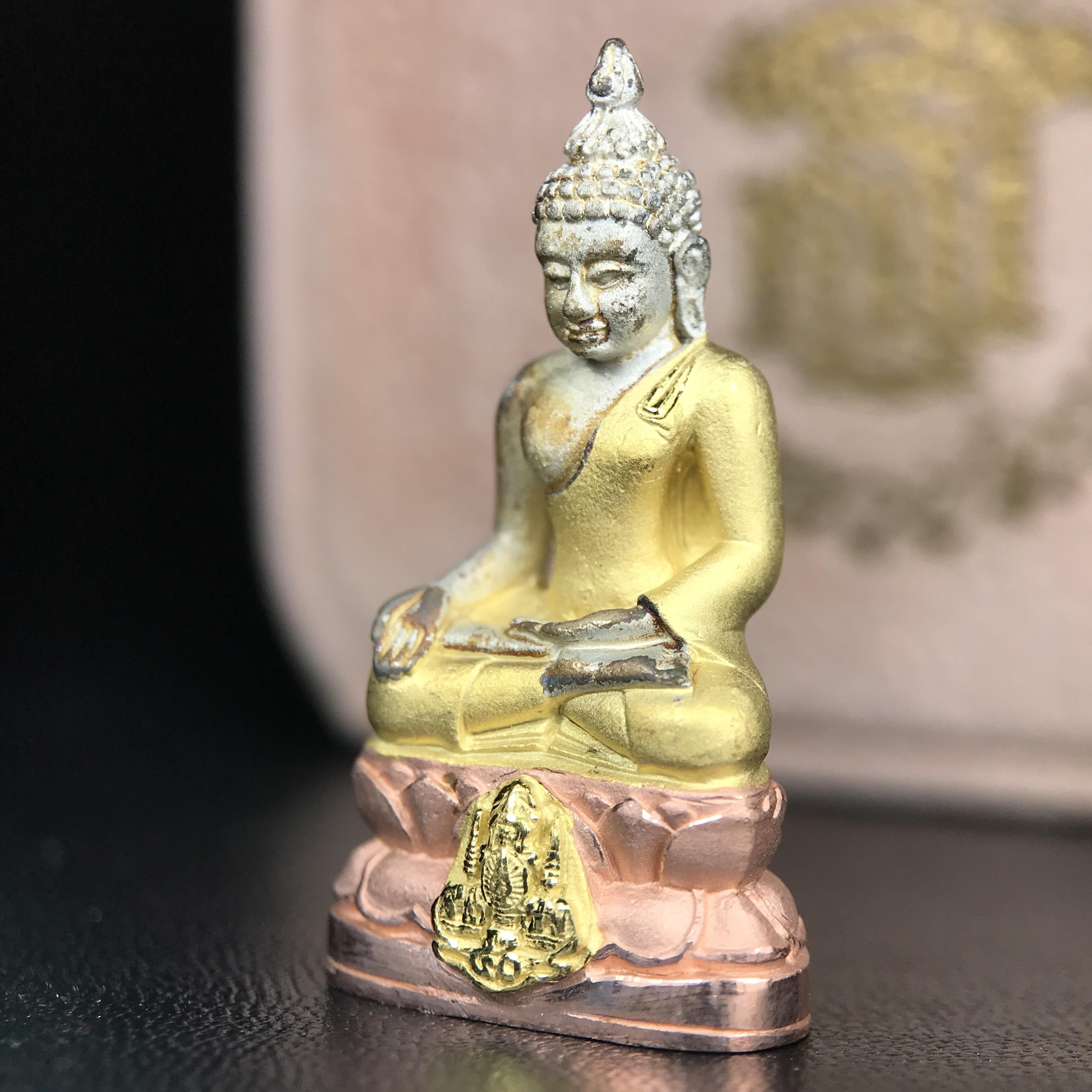 พระกริ่งไพรีพินาศ ตรากาญจนาภิเษกครองสิริราชสมบัติครบ 50 ปี รัชกาลที่9 ปี2540 เนื้อเงินสามกษัตริย์(ผิวเดิมสวย ครบ สมบูรณ์)พร้อมกล่องบรรจุเดิมครบ ชุดพระราชทาน(หายาก)(เข้มขลังทรงอานุภาพยิ่งใหญ่กำราบศัตรูพ่ายสิ้น พระไพรีพินาศ)(หายากพบเจอได้น้อยมาก)1ใน 539องค์