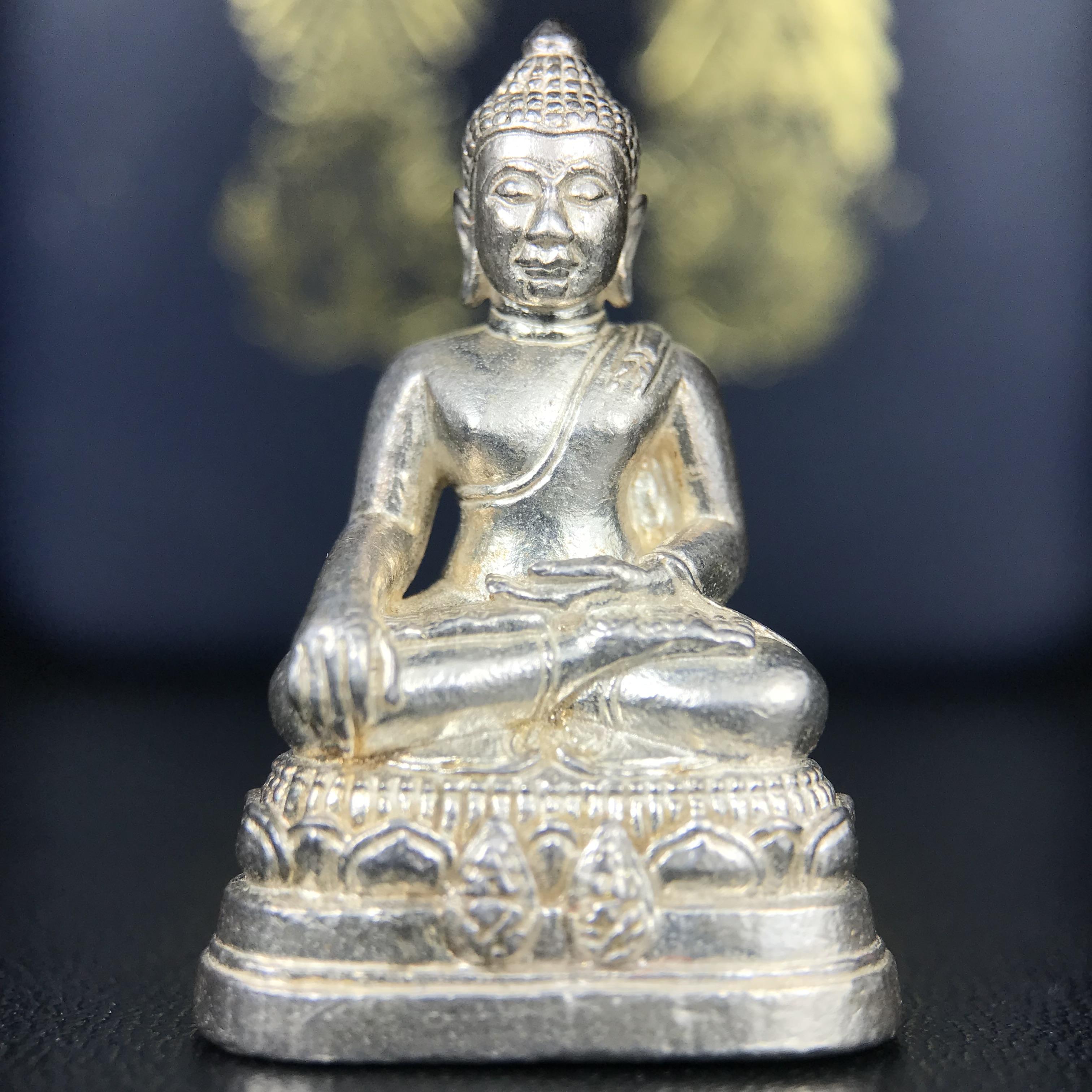 พระกริ่งพระพุทธนรสีห์ จปร.+ภปร. ครบรอบ 100 ปี ธนาคารไทยพาณิชย์ ปี 2550 พระกริ่งเนื้อเงิน(หายาก)(พุทธศิลป์งดงาม)ด้านหน้าฐานประดับด้วยตราสัญลักษณ์ "จปร" และ "ภปร" (องค์เนื้อเงินสร้างน้อย พบเจอน้อยหายาก)1 ใน 2500 องค์