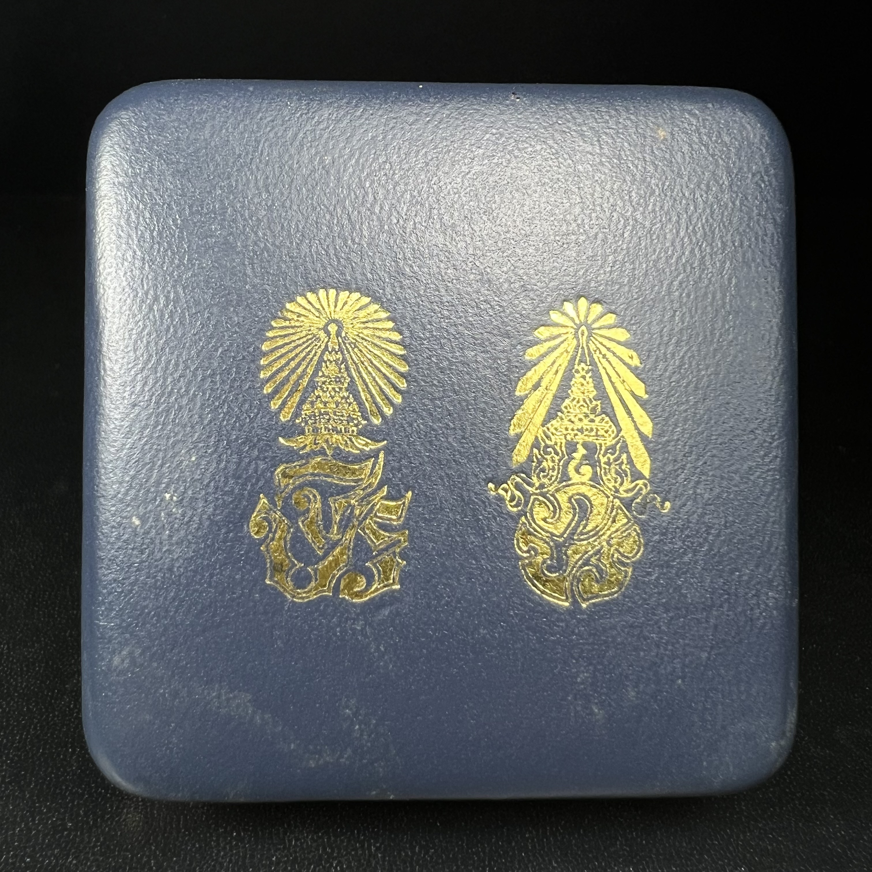 พระกริ่งพระพุทธนรสีห์ จปร.+ภปร. ครบรอบ 100 ปี ธนาคารไทยพาณิชย์ ปี 2550 พระกริ่งเนื้อเงิน(หายาก)(พุทธศิลป์งดงาม)ด้านหน้าฐานประดับด้วยตราสัญลักษณ์ "จปร" และ "ภปร" (องค์เนื้อเงินสร้างน้อย พบเจอน้อยหายาก)1 ใน 2500 องค์