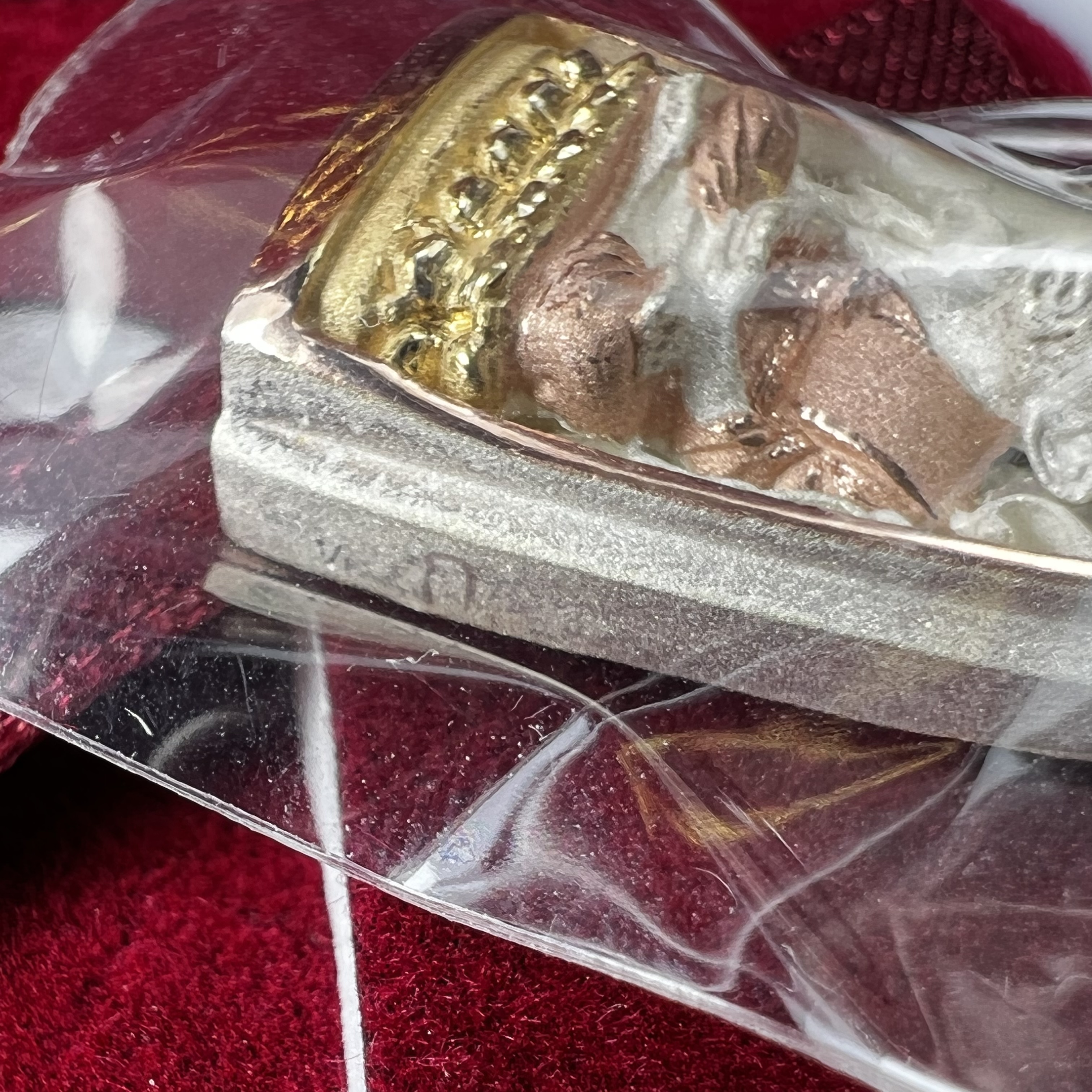 เหรียญหลวงพ่อทวด รุ่น มงคลบารมี วัดประสาทบุญญาวาส ปี 2545 เนื้อเงินสามกษัตริย์ พิมพ์ทรงพระรอด(ขนาด 2.2*1.5 ซม.)ฉลุลายฉากพื้นหลังสามมิติเปลือกหอยมุกสวยงาม ตอกโค๊ต ก(กรรมการ)พร้อมกล่องบรรจุเดิม