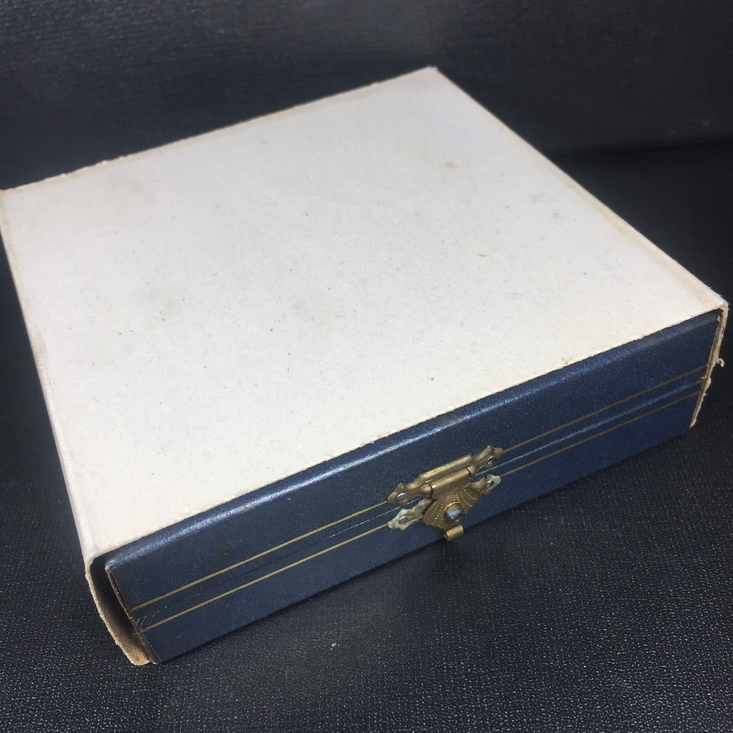 พระปิดตา รุ่นแรก ชุดกรรมการ ชุดมงคลการบำเพ็ญกุศลอายุครบ 6 รอบ(72 พรรษา) สมเด็จพระญาณสังวร วัดบวรนิเวศวิหาร วันที่ 2-3 ตุลาคม 2528 (1ชุดประกอบด้วยพระเนื้อผง 4 รายการ)ชุดกรรมการพร้อมกล่องบรรจุเดิมครบสมบูรณ์(หายาก)