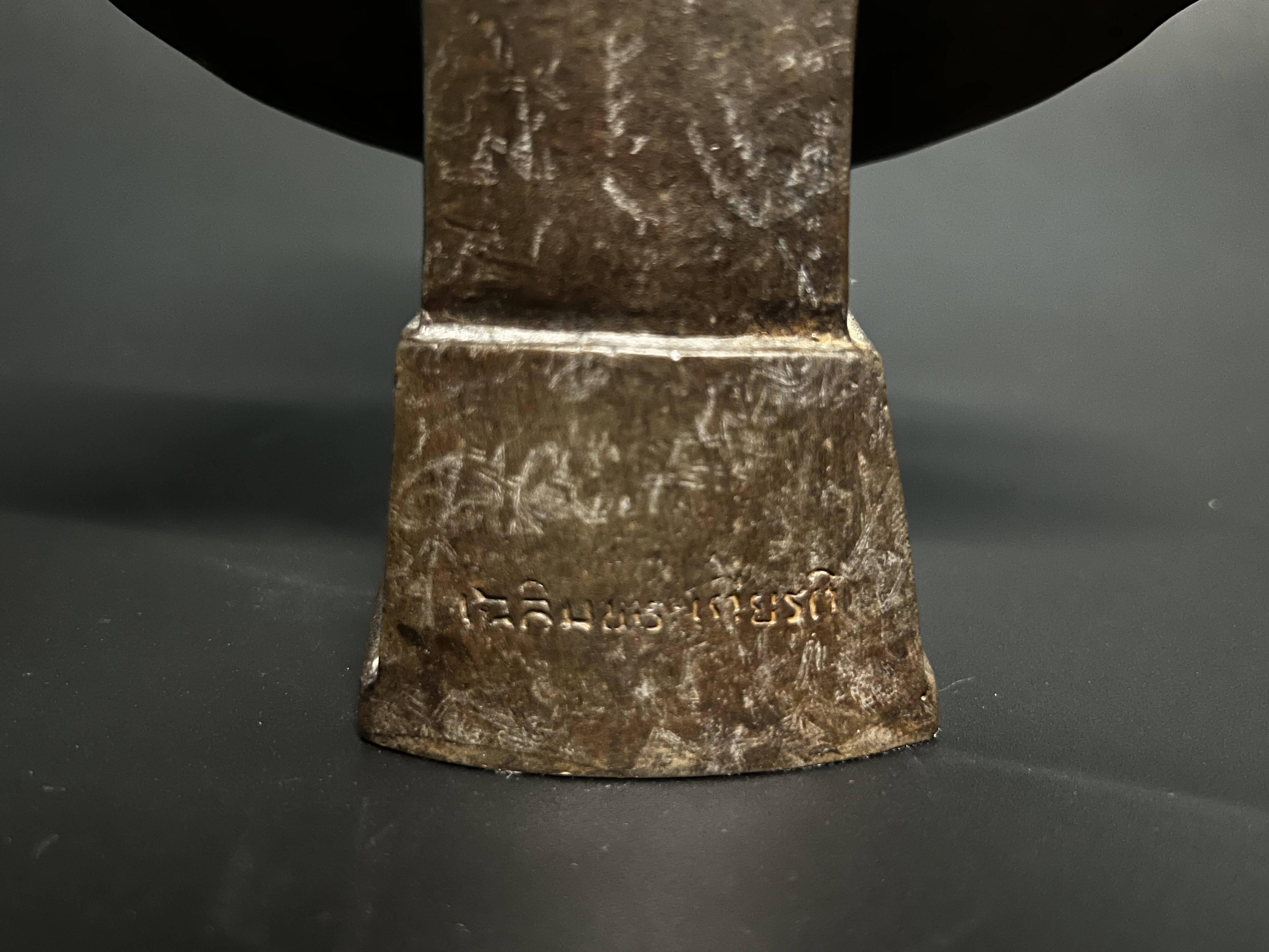 พระบรมรูปในหลวงรัชกาลที่9 รุ่นเฉลิมพระเกียรติ ปี2545 สูง 9 นิ้ว ฉลองพระองค์เต็มยศสายสะพายมหาจักรี สายสร้อยจุลจอมเกล้า ส่วนฐานประดับอักษรพระปรมาภิไธย ภ.ป.ร.(พิธีปลุกเสกวัดพระแก้ว)