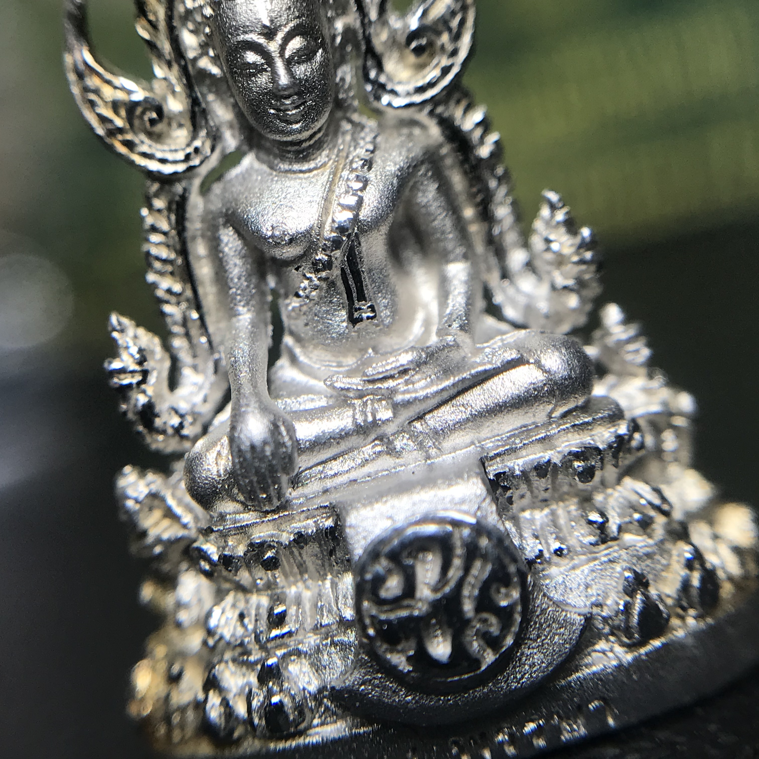 พระพุทธชินราช(จำลอง) ภปร. 84 พรรษา เนื้อเงินชุบทองคำขาว พิมพ์เล็กขนาดหน้าตัก 1/4 นิ้ว (สภาพผิวเดิมสวยงาม)