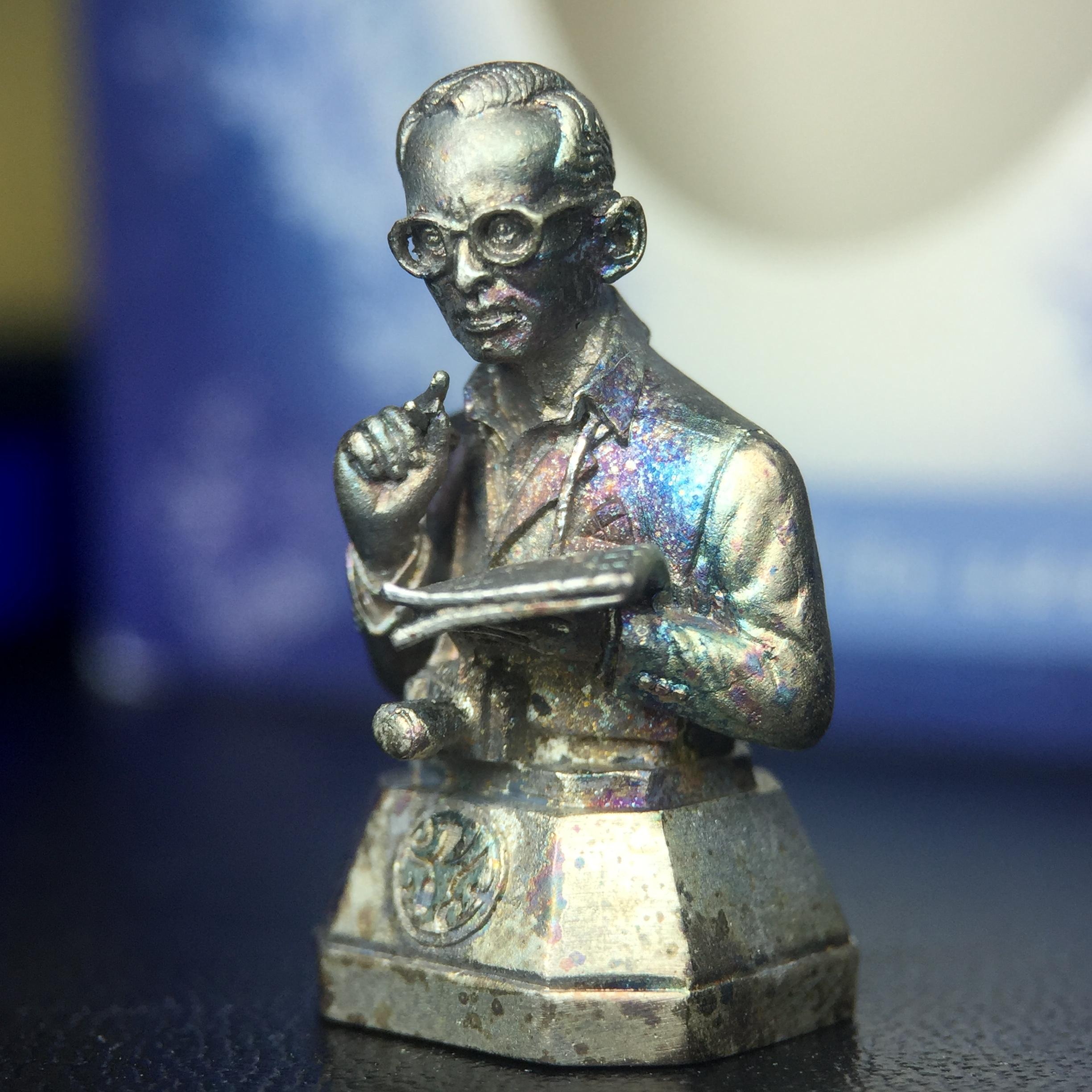 พระบรมรูปพระบาทสมเด็จพระเจ้าอยู่หัวรัชกาลที่ 9(ทรงงาน) ภปร. รุ่นเพราะแผ่นดินนี้คือแผ่นดินเกิด ปี 2551 ขนาดสูง 1 นิ้ว เนื้อเงิน(ผิวเดิมขึ้นสีรุ้งธรรมชาติสวยมาก)(ด้านหน้า ฐานพระบรมรูปฯ ประดิษฐานอักษรพระปรมาภิไธย ภ.ป.ร.)นิยมหายาก(1 ใน 5000 องค์)