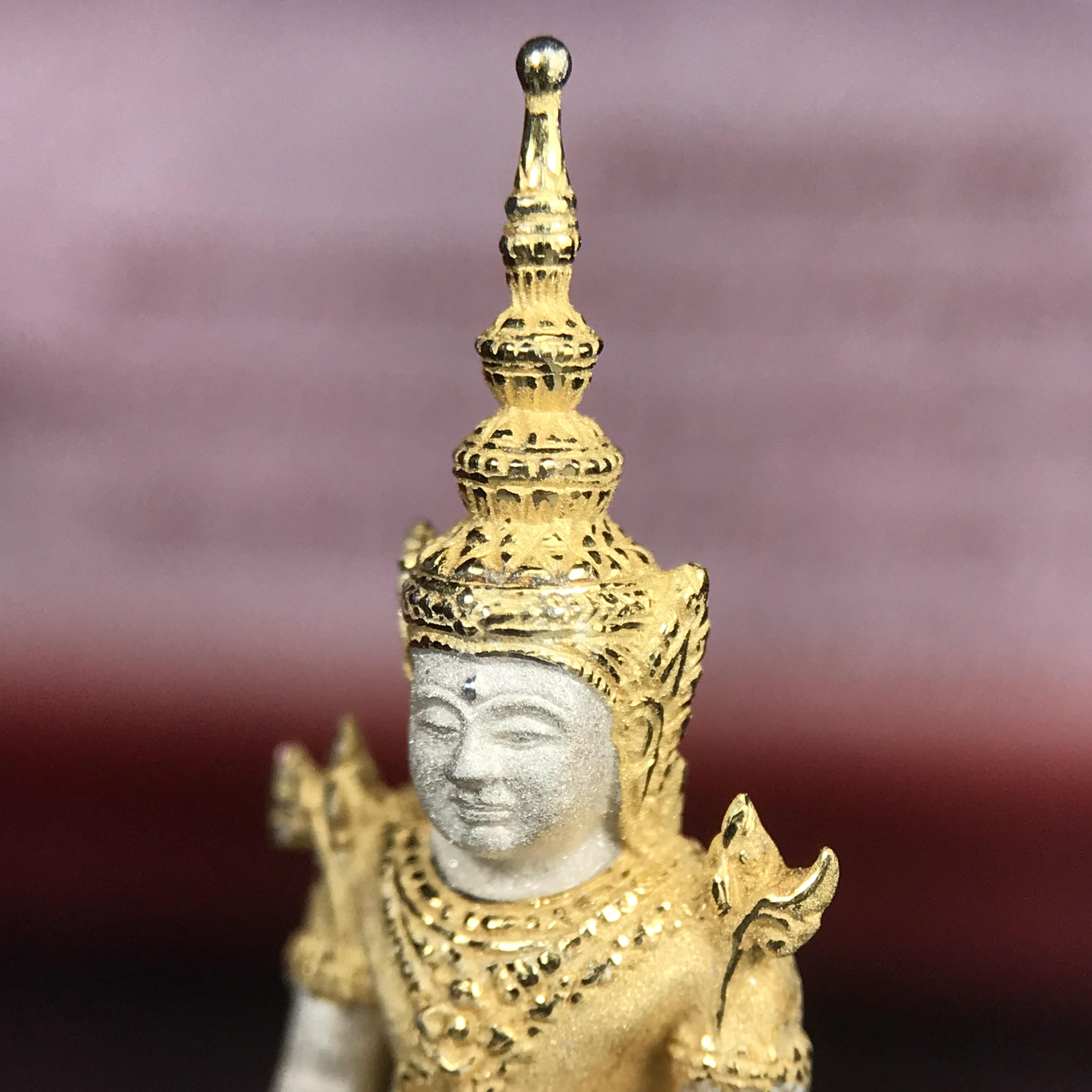 พระแก้วมรกต ภปร.(รุ่นแรก) ปี2545 จัดสร้างในมหาวโรกาส พระบาทสมเด็จพระเจ้าอยู่หัวรัชกาลที่ 9 ครบรอบ 75 พรรษา และฉลองกรุงรัตนโกสินทร์ครบ 220 ปี พิมพ์ลอยองค์ใหญ่ เนื้อเงินบริสุทธิ์ 92.5%(สามกษัตริย์) ขนาด 19*35 มม. พร้อมกล่อง สวยครบสมบูรณ์(องค์หมายเลข ๑๙๘)