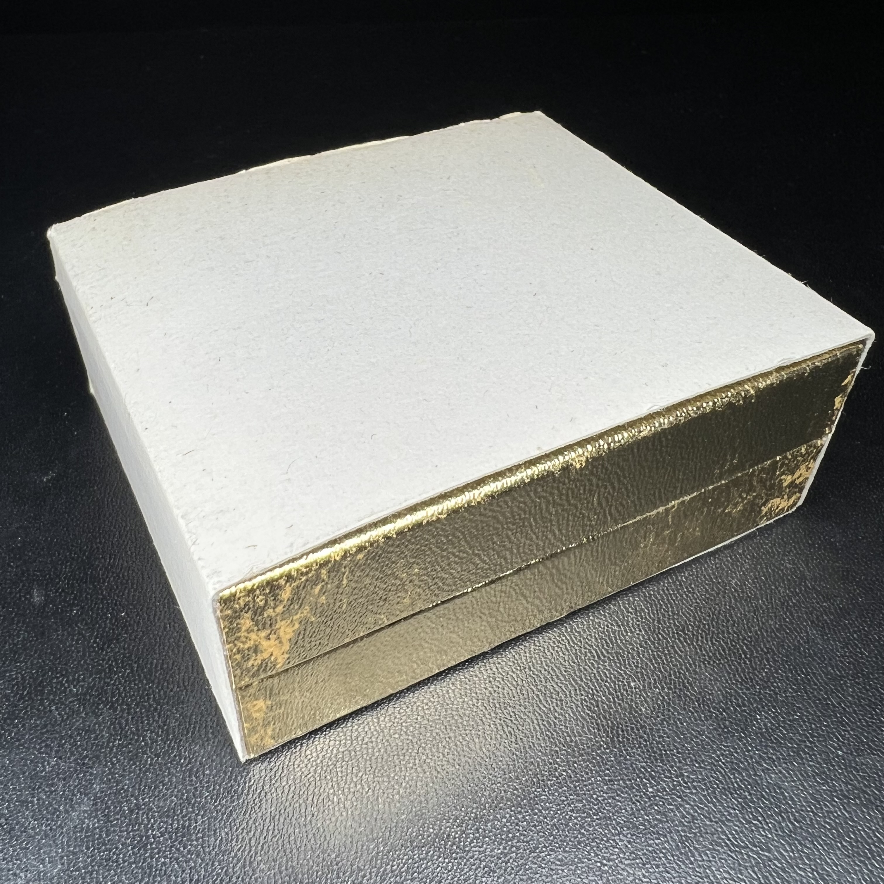 แหนบ ญสส. ๘๔ พรรษา ช้างสามเศียร รุ่นแรก วัดบวรนิเวศวิหาร สร้างในมหามงคลวโรกาสฉลองพระชนมายุ 84 พรรษา สมเด็จพระญาณสังวร สมเด็จพระสังฆราช 3 ตุลาคม 2540 เนื้อชุบทองลงยาราชาวดี พร้อมกล่องบรรจุเดิมครบ