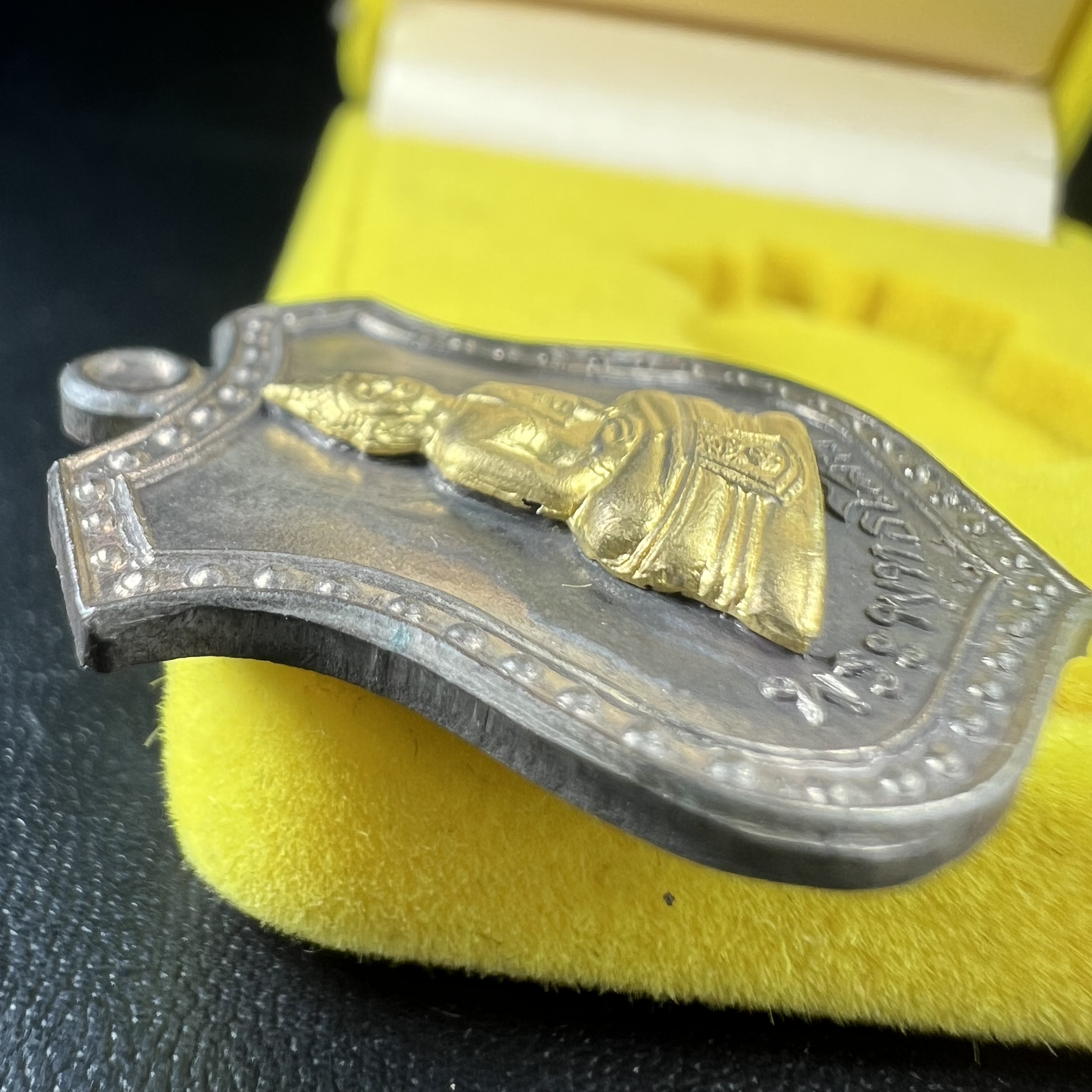 เหรียญหลวงพ่อโสธร ภปร. รุ่นกาญจนาภิเษก จัดสร้างในมงคลวโรกาสที่พระบาทสมเด็จพระเจ้าอยู่หัวรัชกาลที่9 เสด็จเถลิงถวัลย์สิริราชสมบัติ ครบ 50 ปี ในพุทธศักราช 2539 เนื้อนวโลหะหน้าทองคำ(พิธีใหญ่เข้มขลัง)1 ใน 9950 เหรียญ