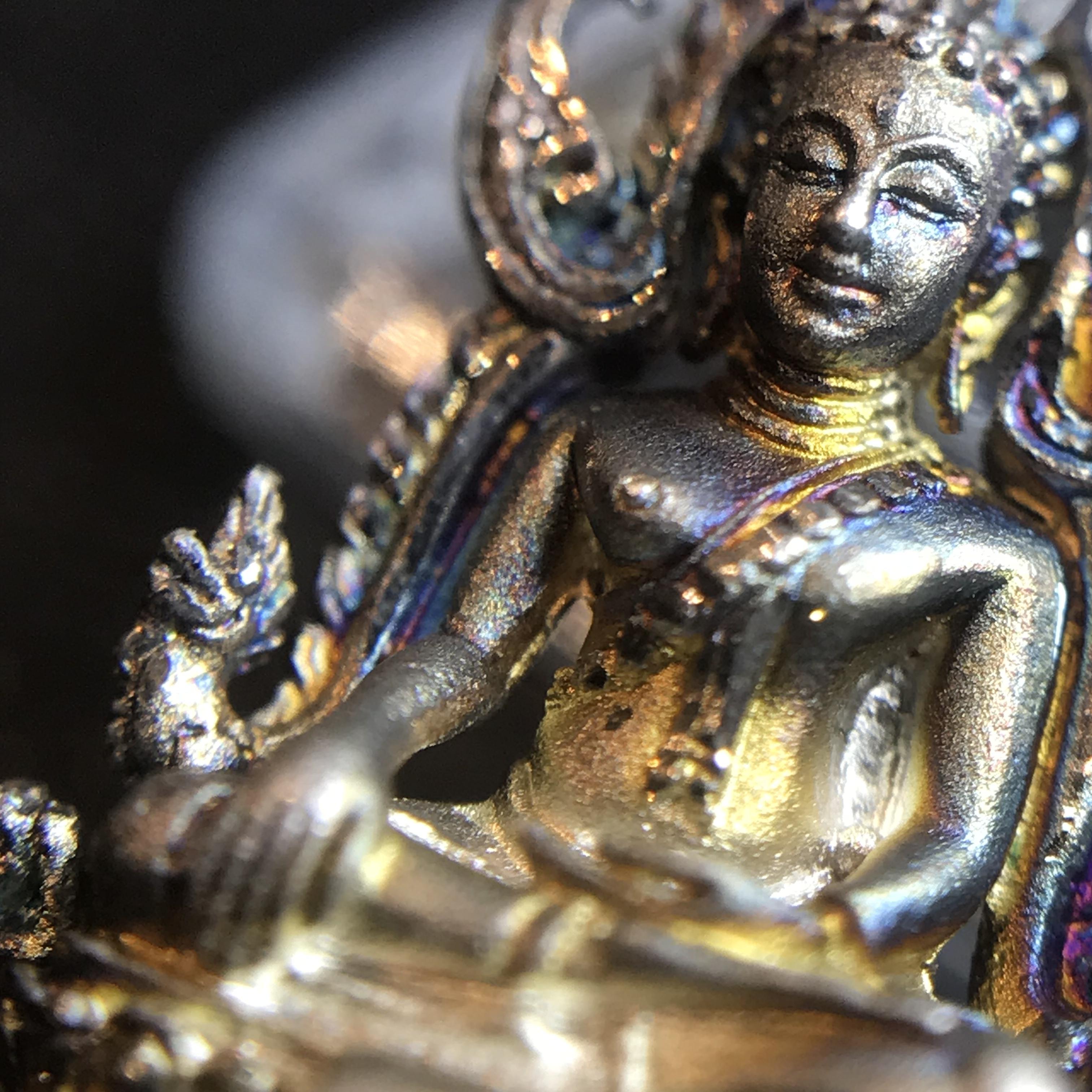 พระพุทธชินราช(จำลอง) ภปร 84 พรรษา เนื้อเงินชุบทองคำขาว พิมพ์เล็กขนาดหน้าตัก 1/4 นิ้ว สภาพผิวเดิมขึ้นผิวรุ้งสวยงาม