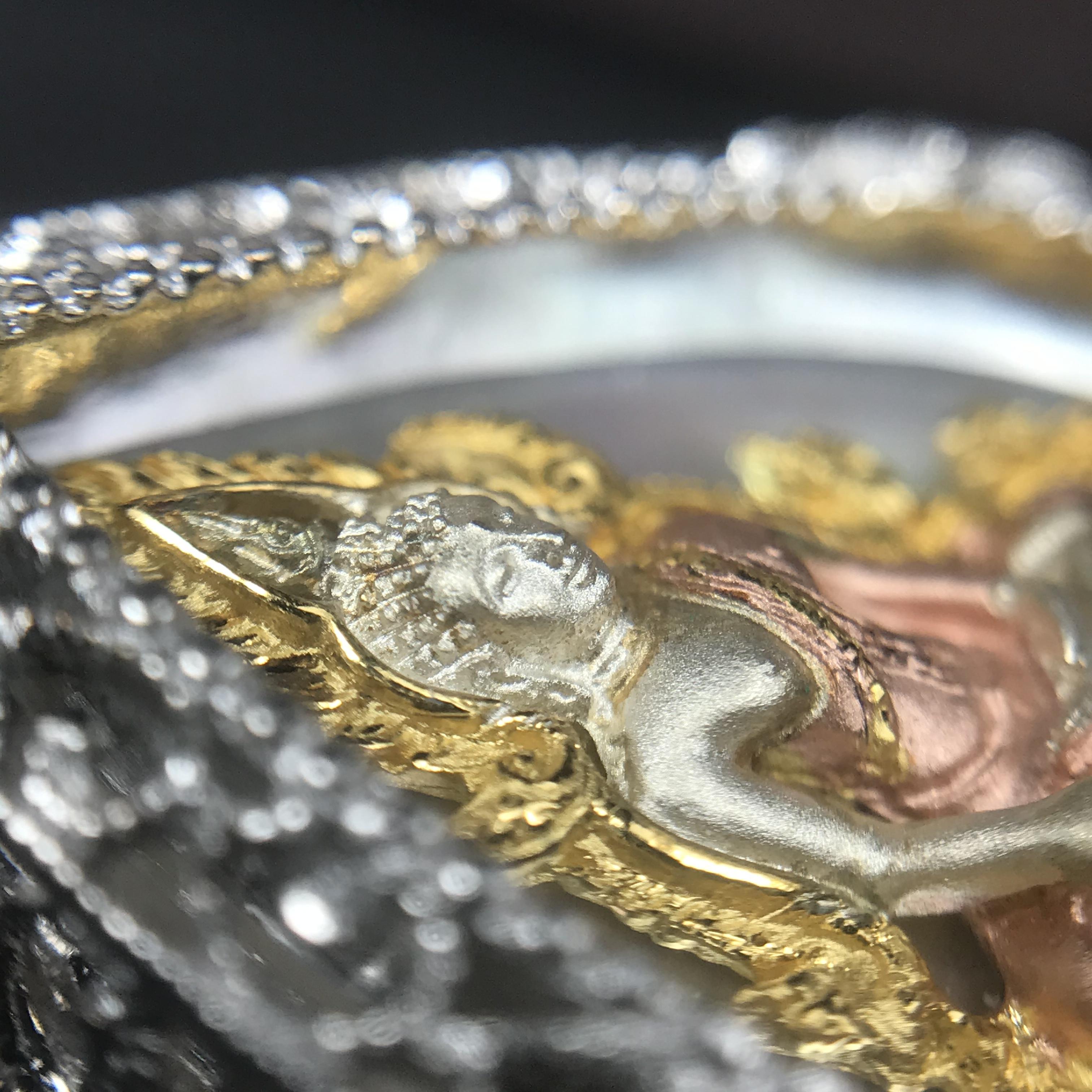 พระพุทธชินราช ภปร. โครงการ "เพราะแผ่นดินนี้ คือ แผ่นดินเกิด" ปี2548(รุ่นแรก) เหรียญทรงใบโพธิ์ ขนาด 21 x 29 มม. เนื้อเงินสามกษัตริย์ องค์พระชุบสามกษัตริย์ ล้อมด้วยกรอบเงินชุบทองคำขาวสลักเสลาเป็นลวดลายละเอียดอ่อน ส่วนพื้นองค์พระเป็นเปลือกหอยมุข