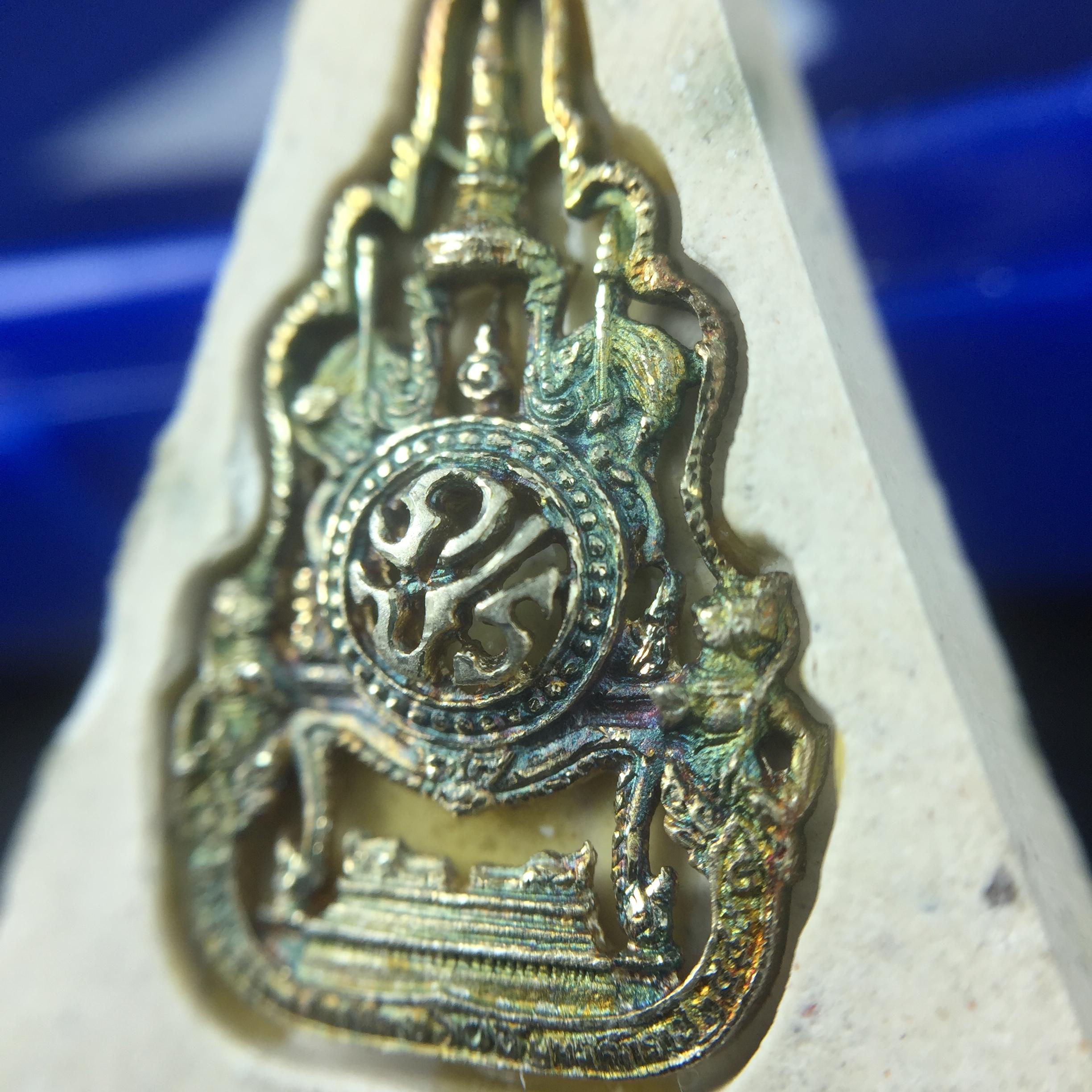 พระแก้วมรกต(จำลอง)ทรงเครื่องฤดูร้อน พระผงบูชา ด้านหน้าปิดทอง ด้านหลังตราสัญลักษณ์ฉลองสิริราชสมบัติครบ 60ปี เนื้อเงินขึ้นสีรุ้งธรรมชาติสร้างสรรค์งดงาม(รุ่นนี้ได้พระราชทานเส้นพระเจ้า(เส้นผม)รัชกาลที่9ในการจัดสร้าง)