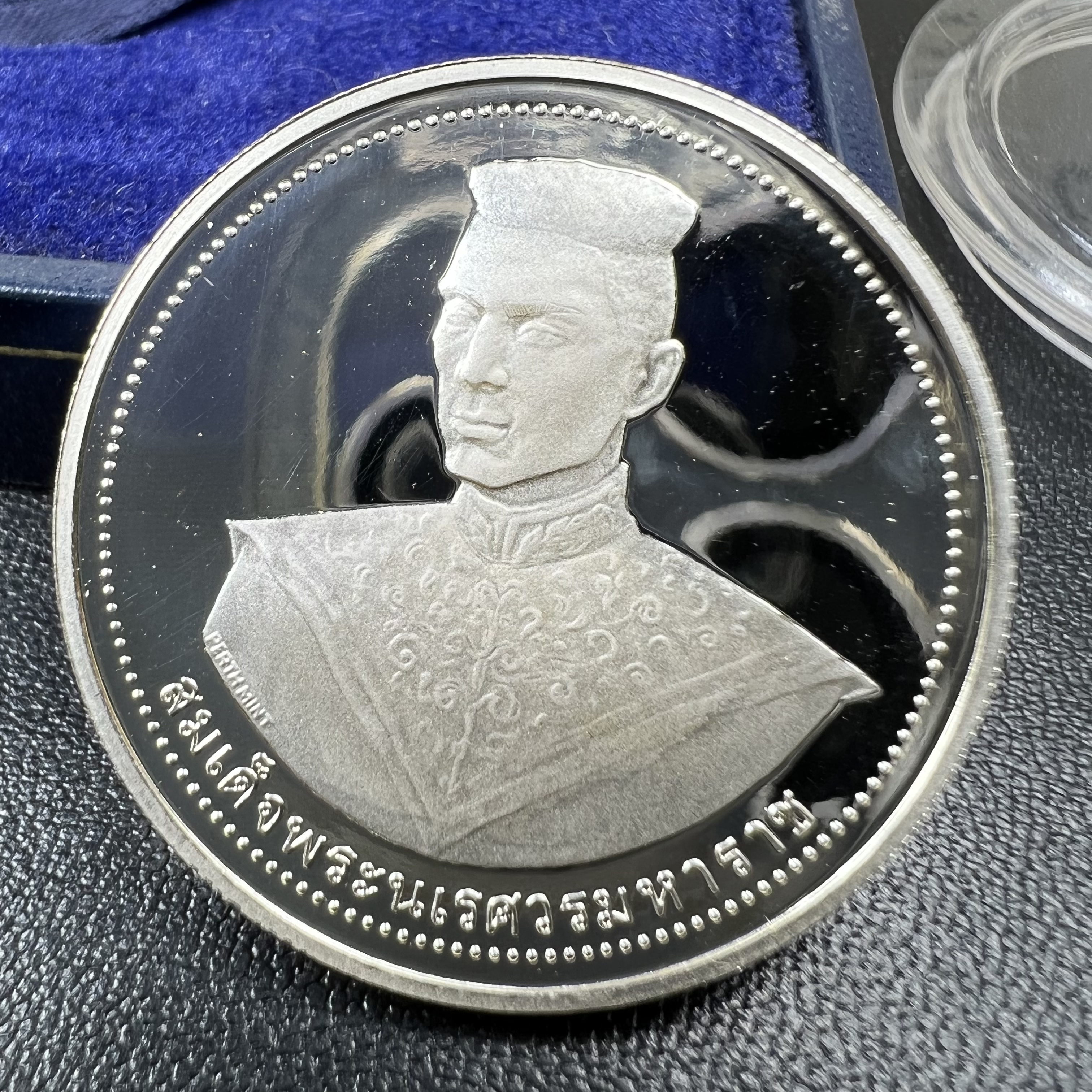 เหรียญสมเด็จพระนเรศวรมหาราช-พระพุทธชินราช รุ่นกองทุนสร้างอาคารเรียนวิทยาลัยสงฆ์ วัดพระศรีรัตนมหาธาตุ ปี 2536 เนื้อเงินขัดเงา บล็อกนอก เพิร์ธ ประเทศออสเตรเลีย(PERTH MINT)กล่องบรรจุเดิมใบรับรองพร้อมสวยงาม