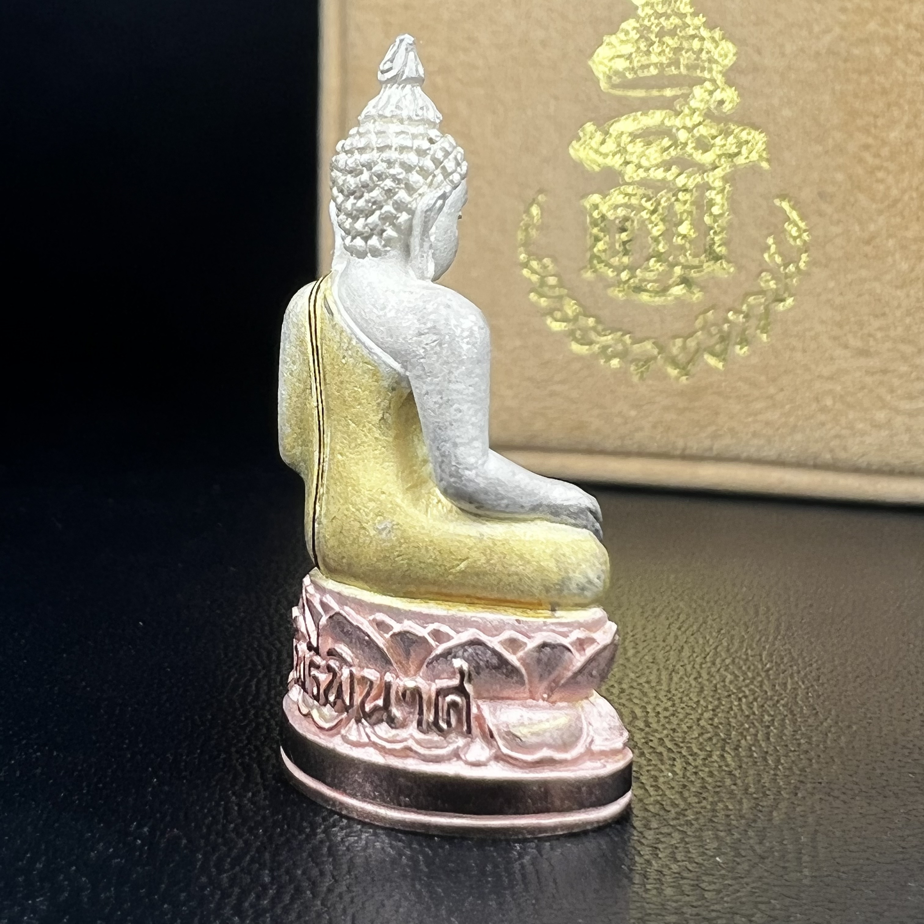 พระกริ่งไพรีพินาศ ครองสิริราชสมบัติครบ 50 ปี พ.ศ.2540 เนื้อเงินสามกษัตริย์ สวย ครบ สมบูรณ์ ชุดพระราชทาน(หายาก)