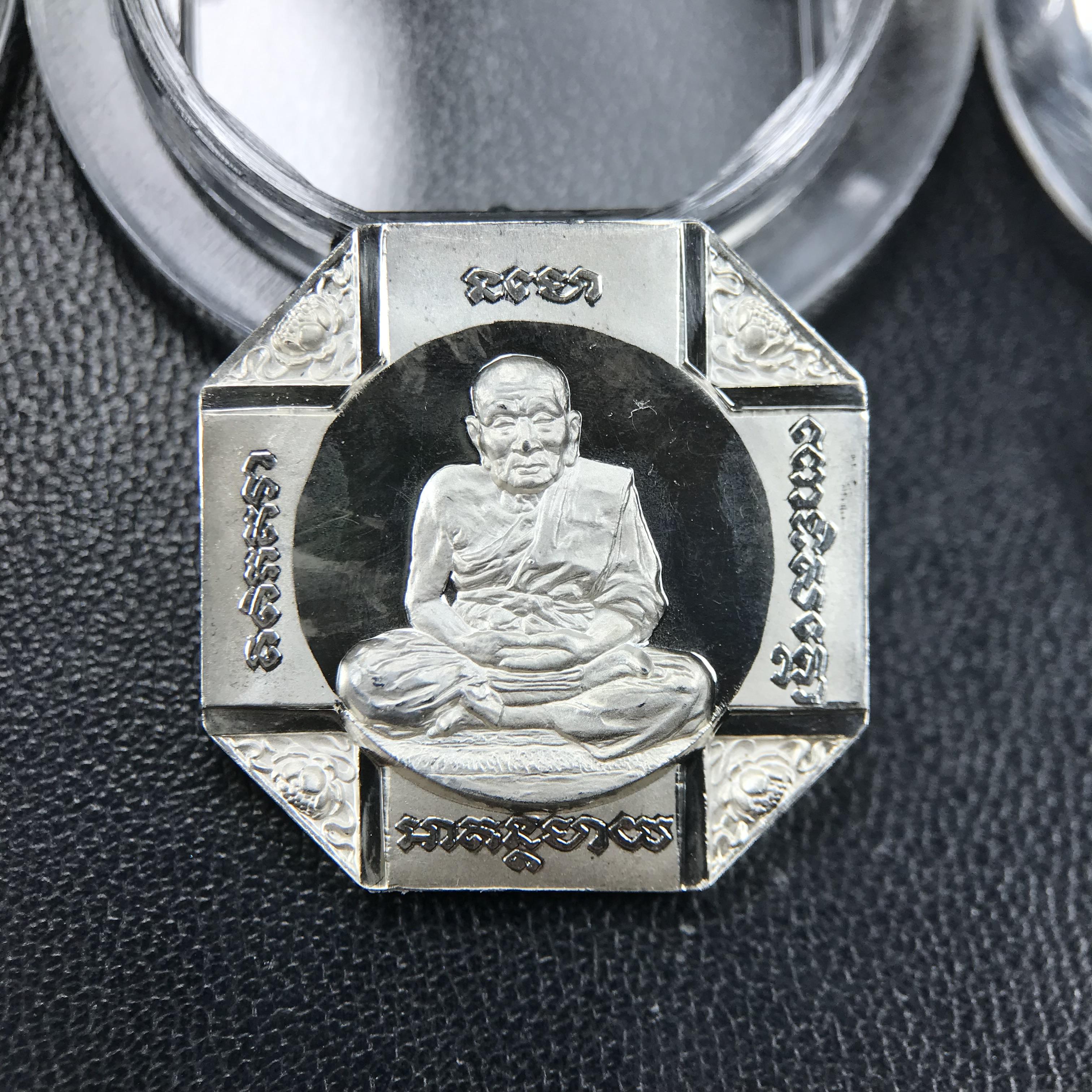 เหรียญหลวงพ่อทวด รุ่นสมเด็จเจ้าฟ้ามหาจักรี 48พรรษา โดยสภากาชาดไทย ปี2546 ชุดเหรียญเนื้อเงิน4ขนาด(ครบชุดพร้อมตลับบรรจุเดิม)พุทธาภิเษก ณ วัดช้างให้ จังหวัดปัตตานี