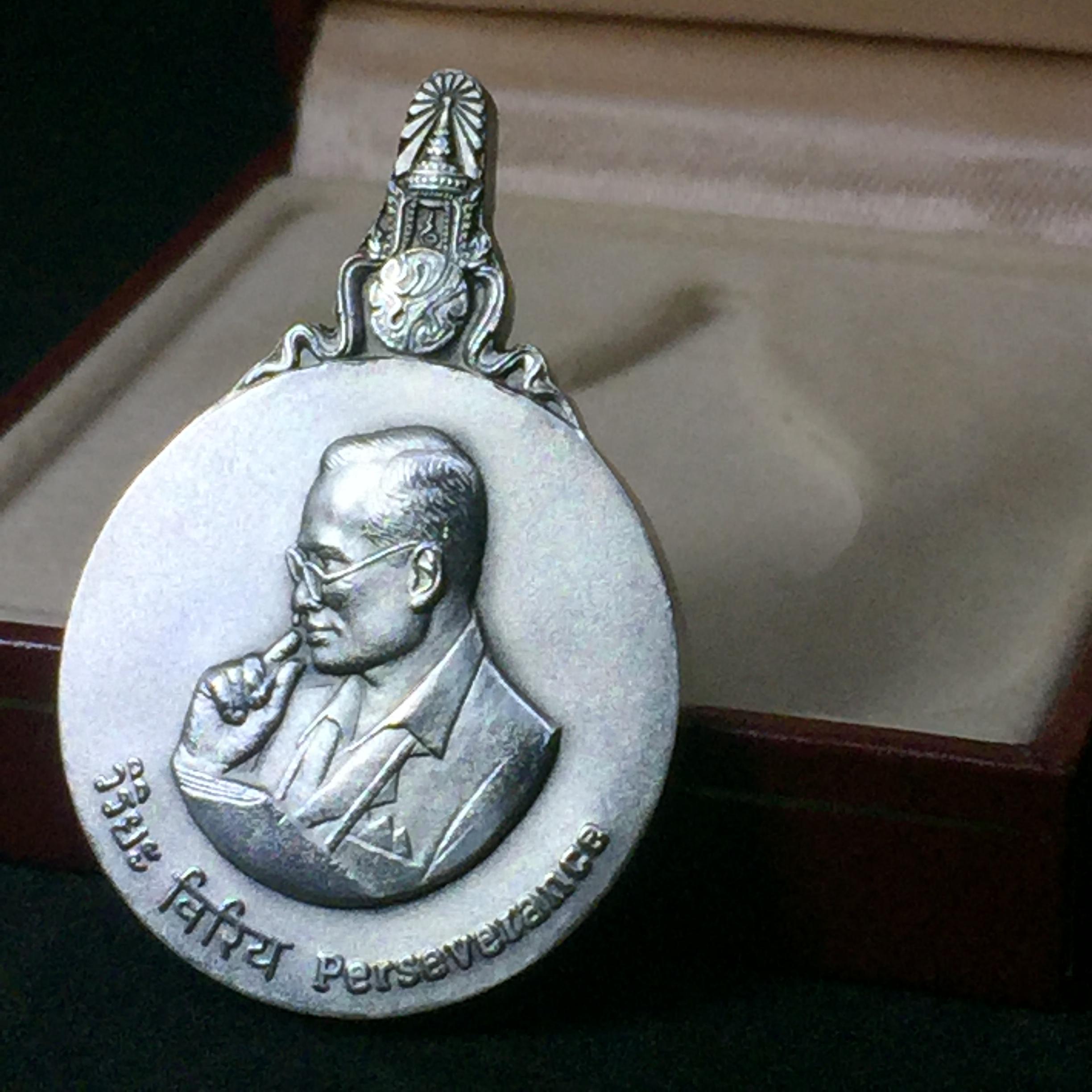 เหรียญพระมหาชนก พิมพ์ใหญ่ เนื้อเงิน ปี2539(รุ่นแรกในหลวงเสด็จเป็นประธานในพิธี) พร้อมหนังสือสภาพสวยครบชุด