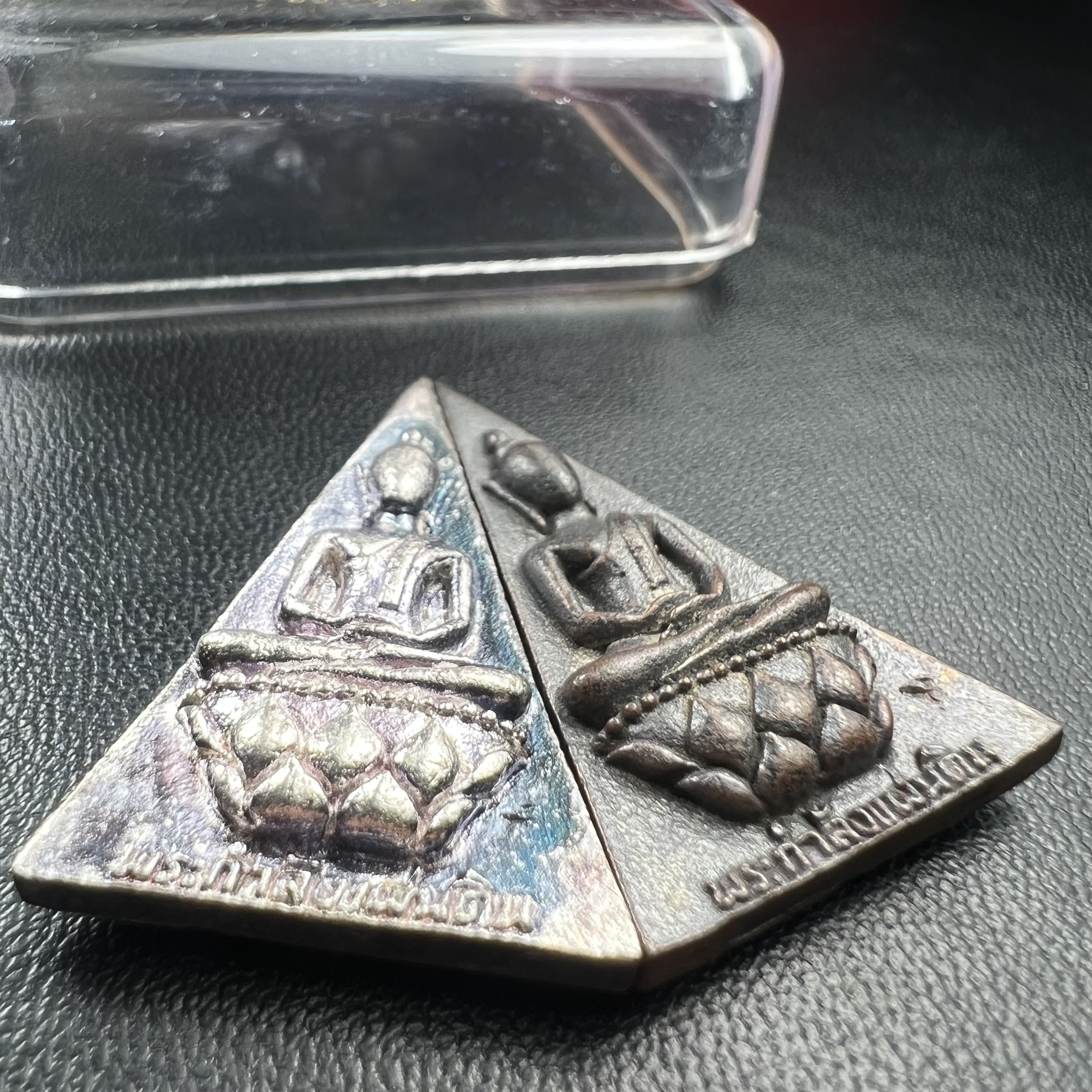 พระกำลังแผ่นดิน (สมเด็จจิตรลดา2) จัดสร้างเฉลิมพระเกียรติ ร.9 ครองราชย์ 50 ปี 2539 เนื้อเงิน(ผิวเดิมกลับดำ รุ้งๆสวย)+เนื้อนวโลหะ(สร้างน้อยหายาก)พร้อมกล่องบรรจุเดิมครบสมบูรณ์(1ใน2539องค์)