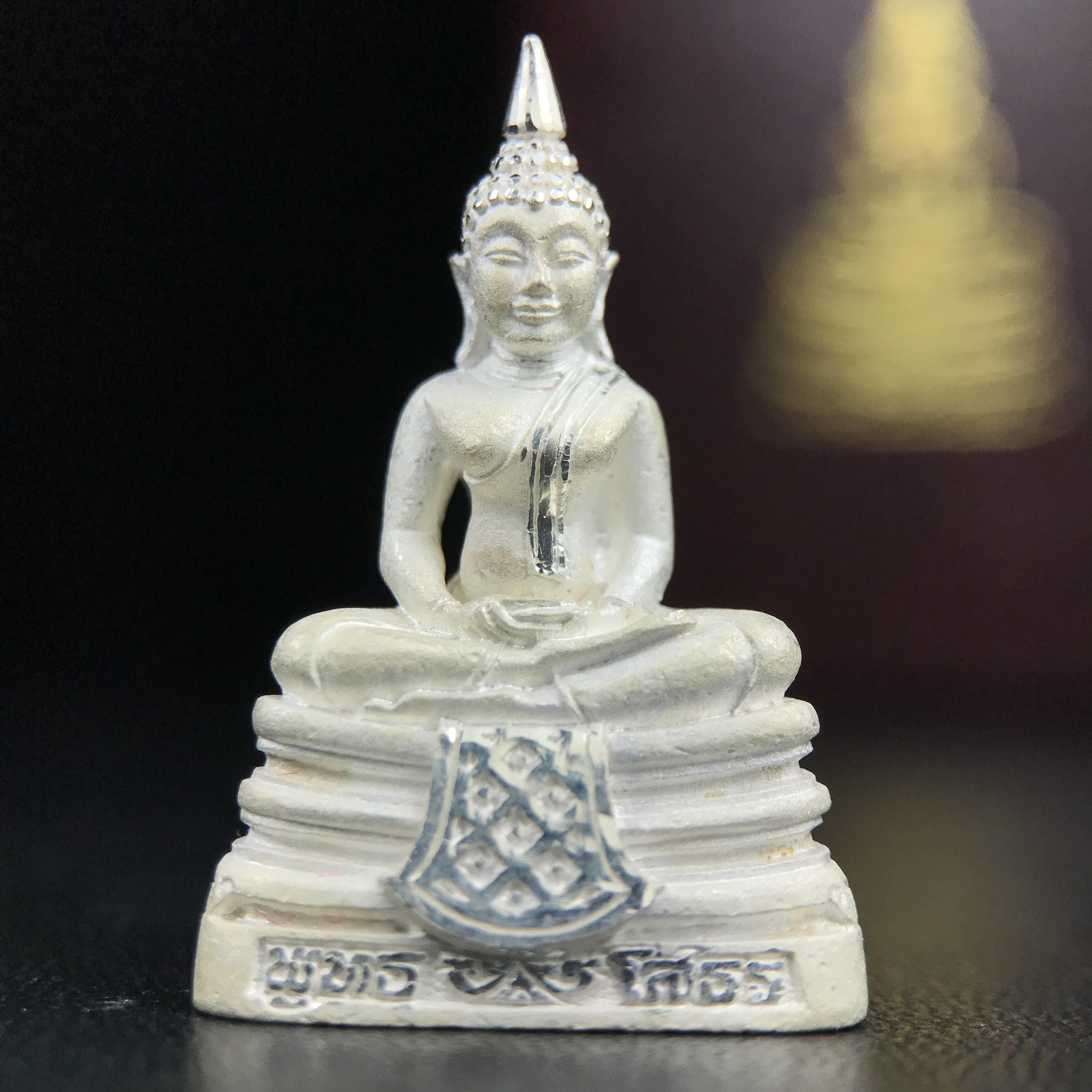 พระพุทธโสธร(หลวงพ่อโสธร) รุ่นสร้างอุโบสถ ปี2539 เนื้อเงินทรายนวลขัดเงาบางส่วน ลอยองค์พิมพ์ใหญ่ สภาพสวยกล่องบรรจุเดิมครบสมบูรณ์(งานแพรนด้า จิวเวลรี่)สวยงดงาม