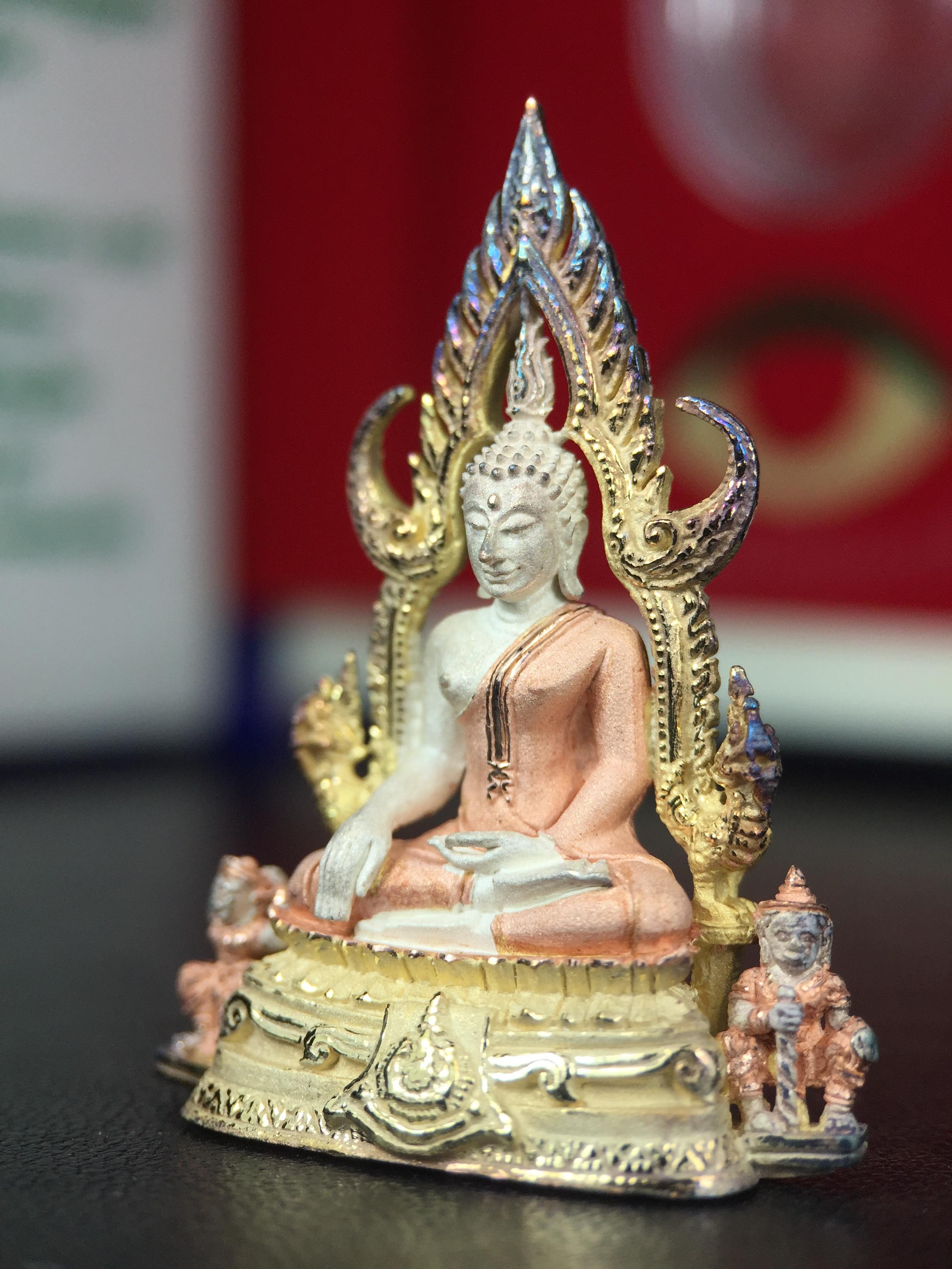 พระพุทธชินราช ภปร. ในวโรกาสพระราชพิธีมหามงคล เฉลิมพระชนมายุ6รอบ 5ธันวาคม2542 มูลนิธิพิทักษ์ดวงตาประชาชน จัดสร้าง เนื้อเงินบริสุทธิ์ 99.9% แบบสามกษัตริย์ขัดเงาบางส่วน พิมพ์ใหญ่ ขนาดสูง 3.4 ซม. พร้อมกล่องบรรจุเดิม